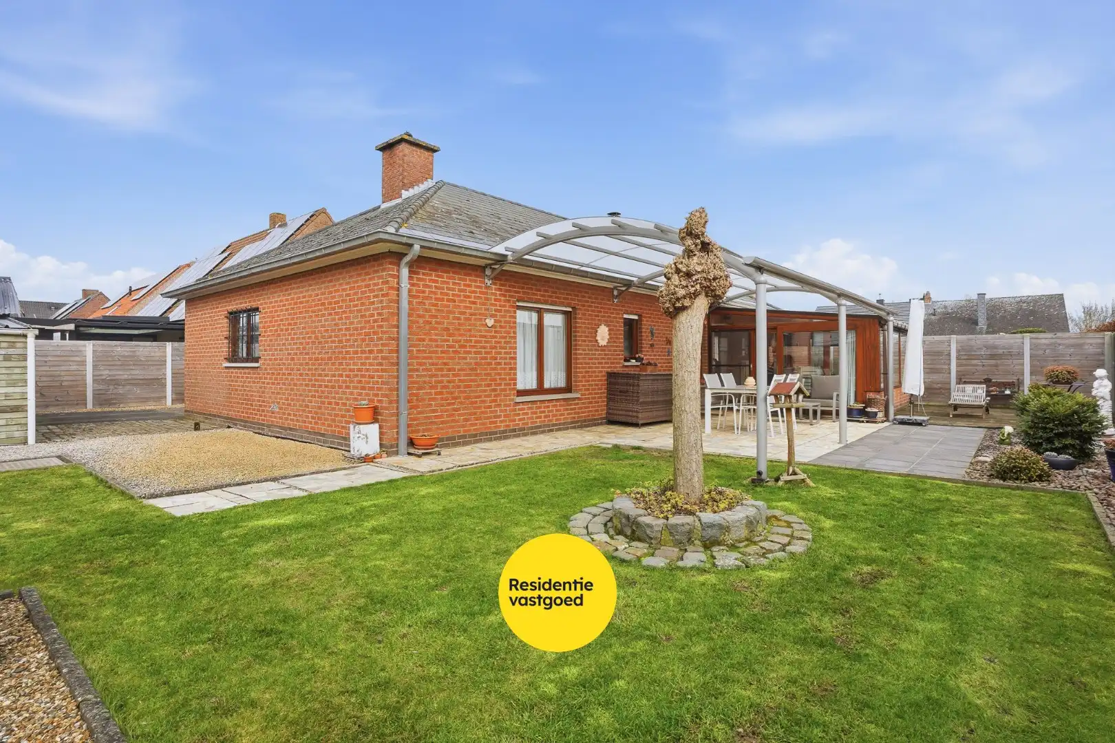 Hoofdfoto van de publicatie: Alleenstaande bungalow met garage en tuin  op 684 m²
