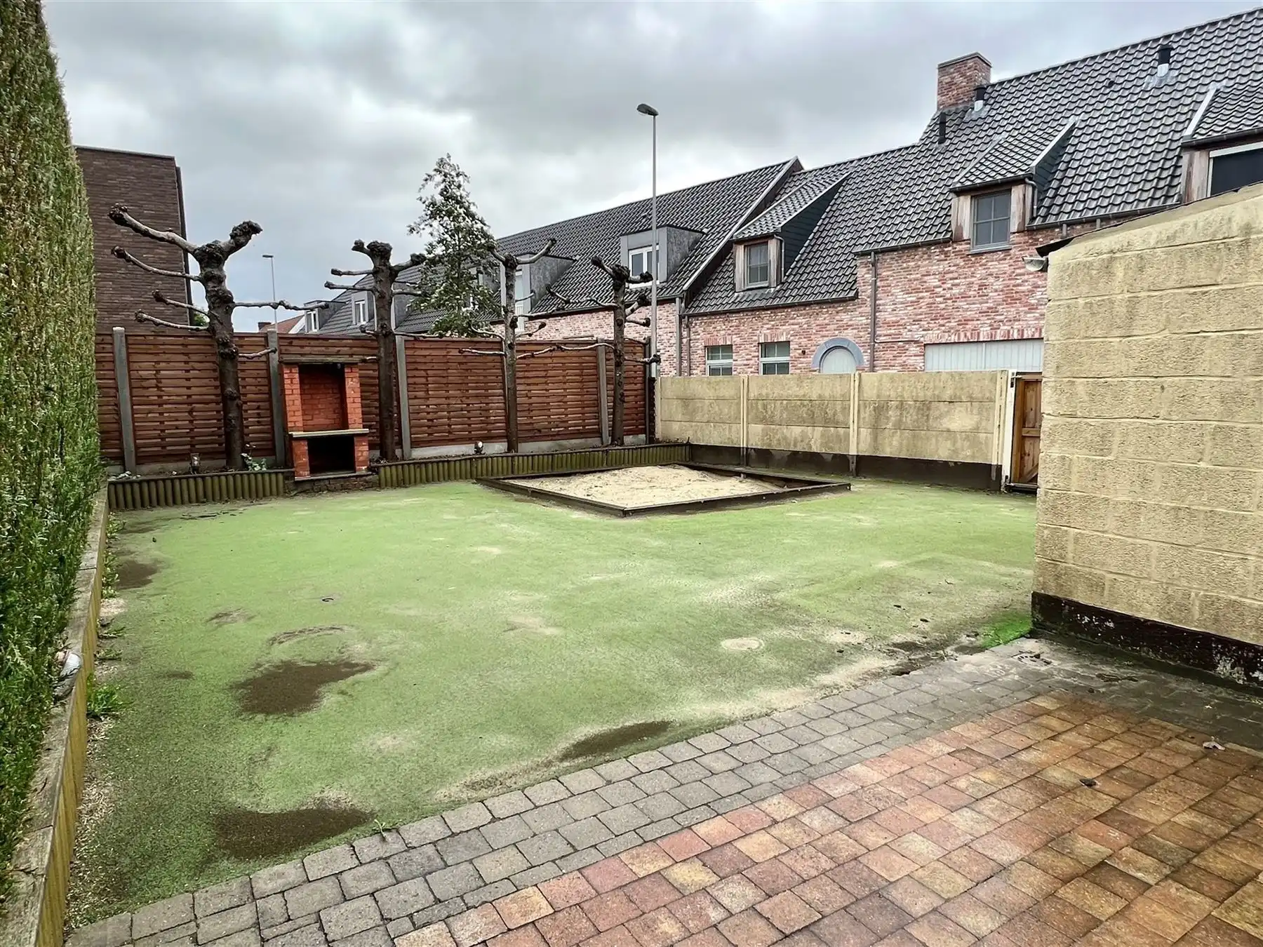 Veelzijdig en ruim commercieel pand met woonst foto 11