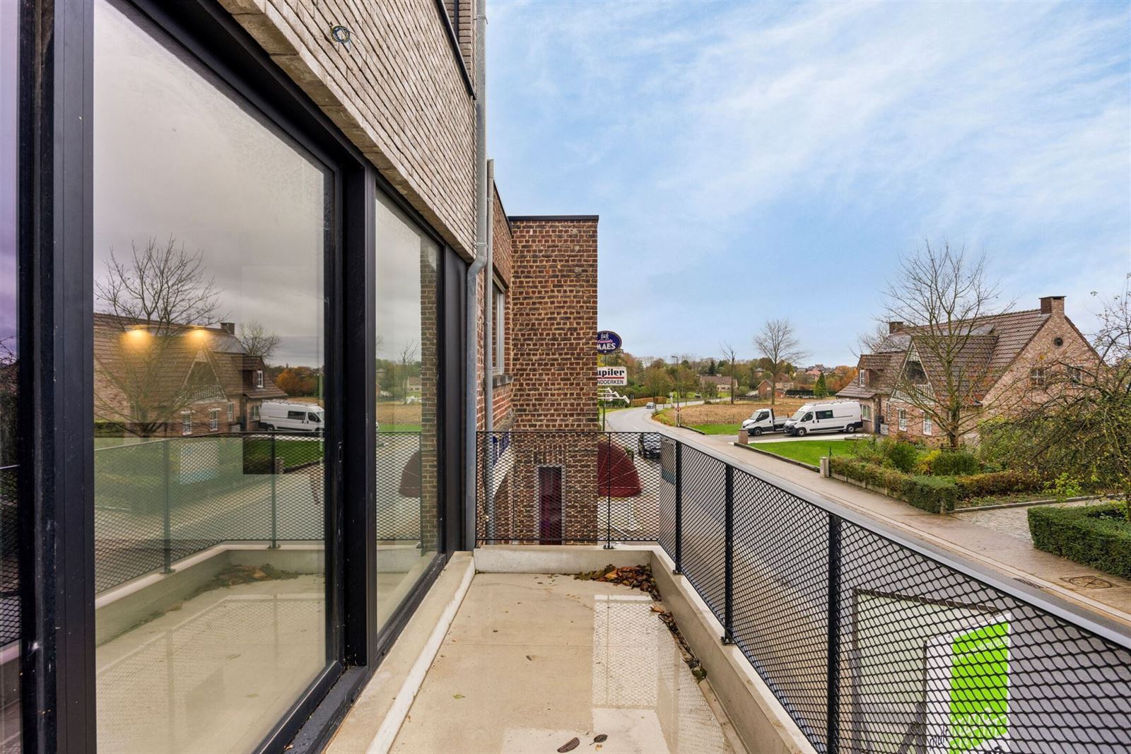 Nieuwbouwwoning met 2 slaapkamers, bureau, terras en staanplaatsen. foto 8