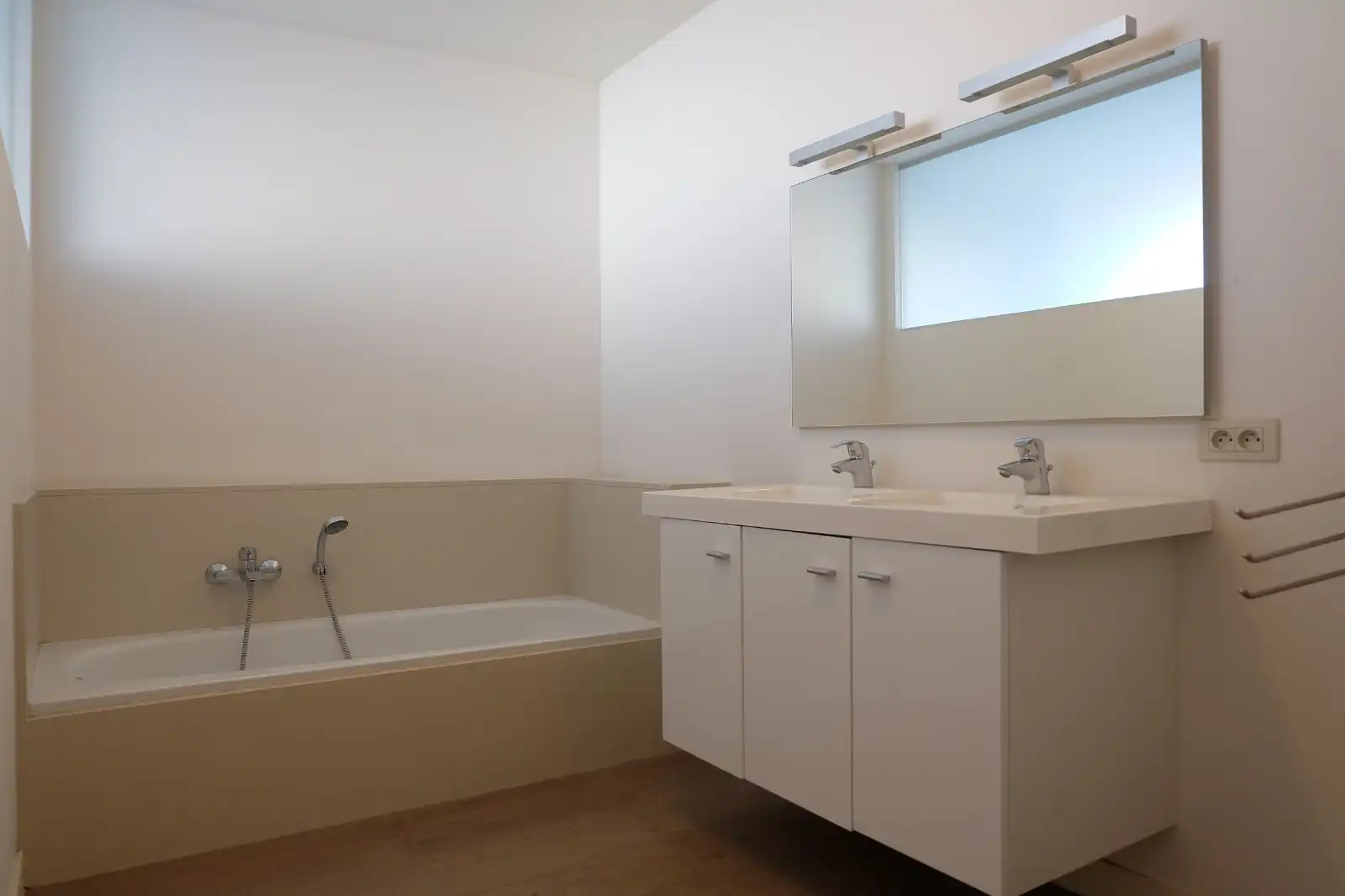 Ruim  3-slaapkamerappartement in hartje Waregem te huur foto 11