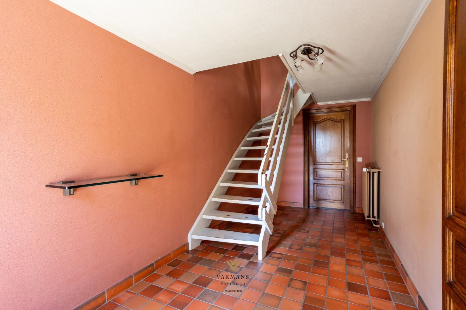 Woning met 3 slaapkamers en grote dubbele garage op prachtige locatie. foto 4