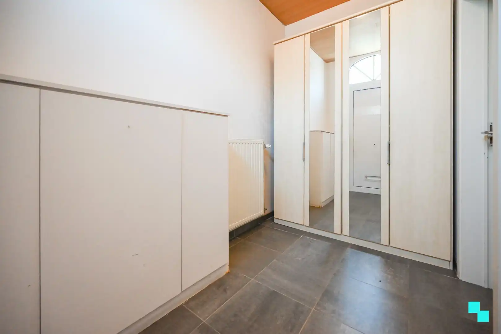 Riante halfopen woning met garage foto 3