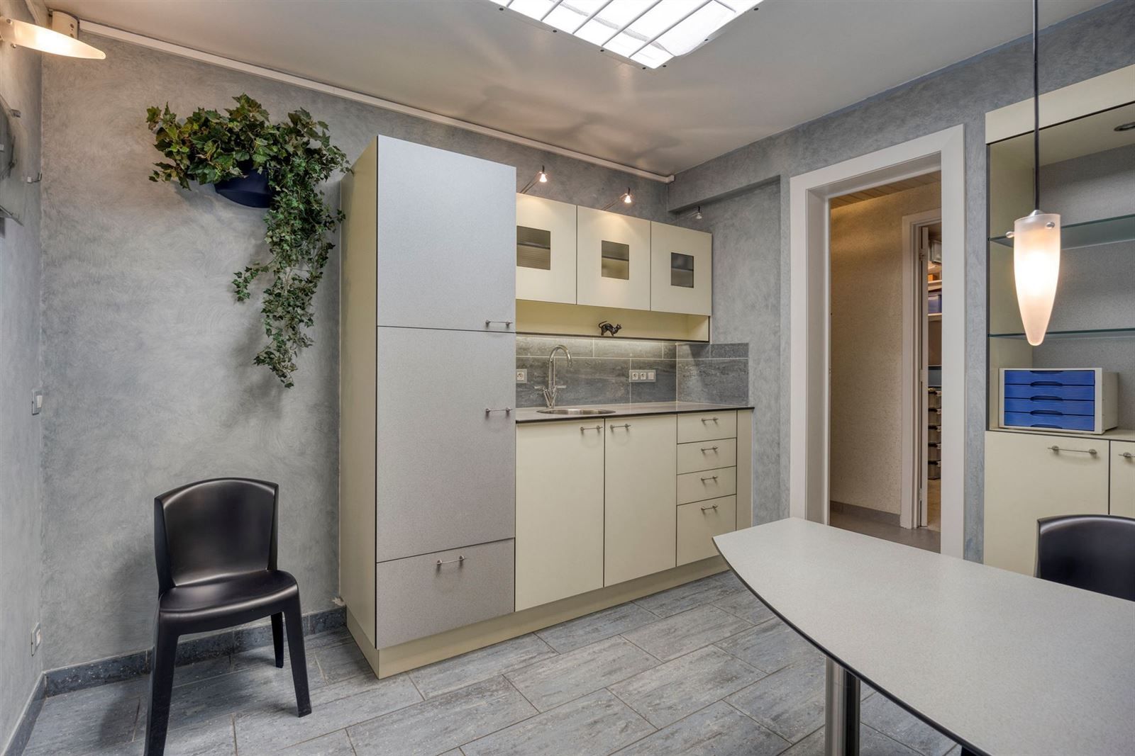 Opbrengsteigendom met handelsruimte en 3-kamer duplex appartement foto 10