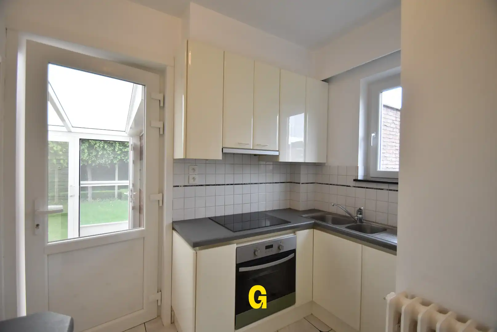 Halfopen woning met drie slaapkamers, tuin en twee garages in hartje Bilzen foto 11