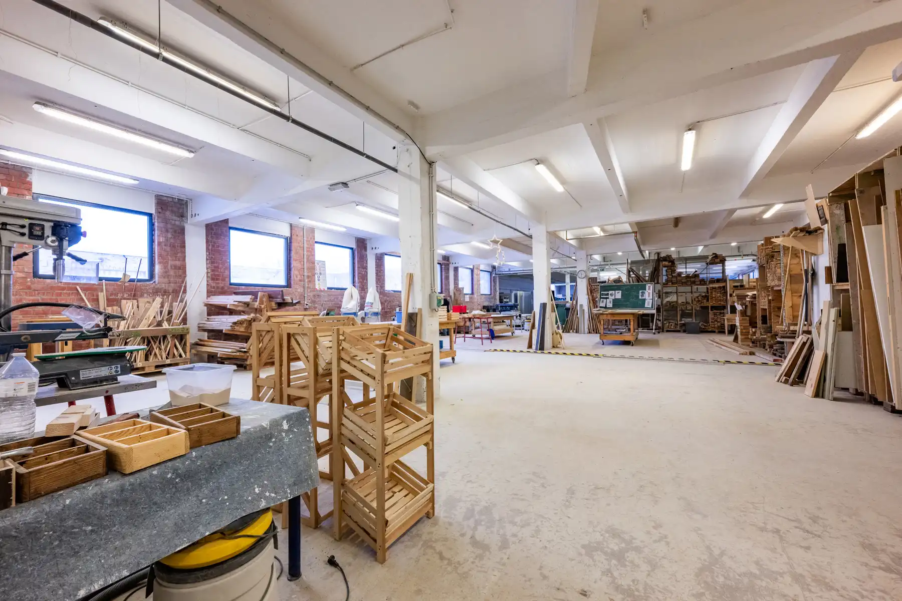 Ruim en veelzijdig bedrijfspand met parking en opslag foto 22