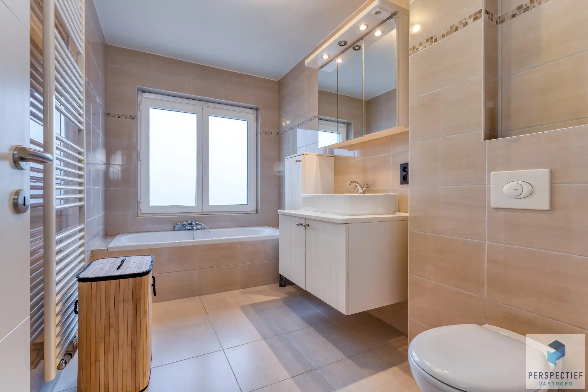 BEZOEKMOMENT ZATERDAG 28/02 VAN 10U TOT 12U | Ruime gerenoveerde woning met 4 slpk, grote tuin en garage foto 10