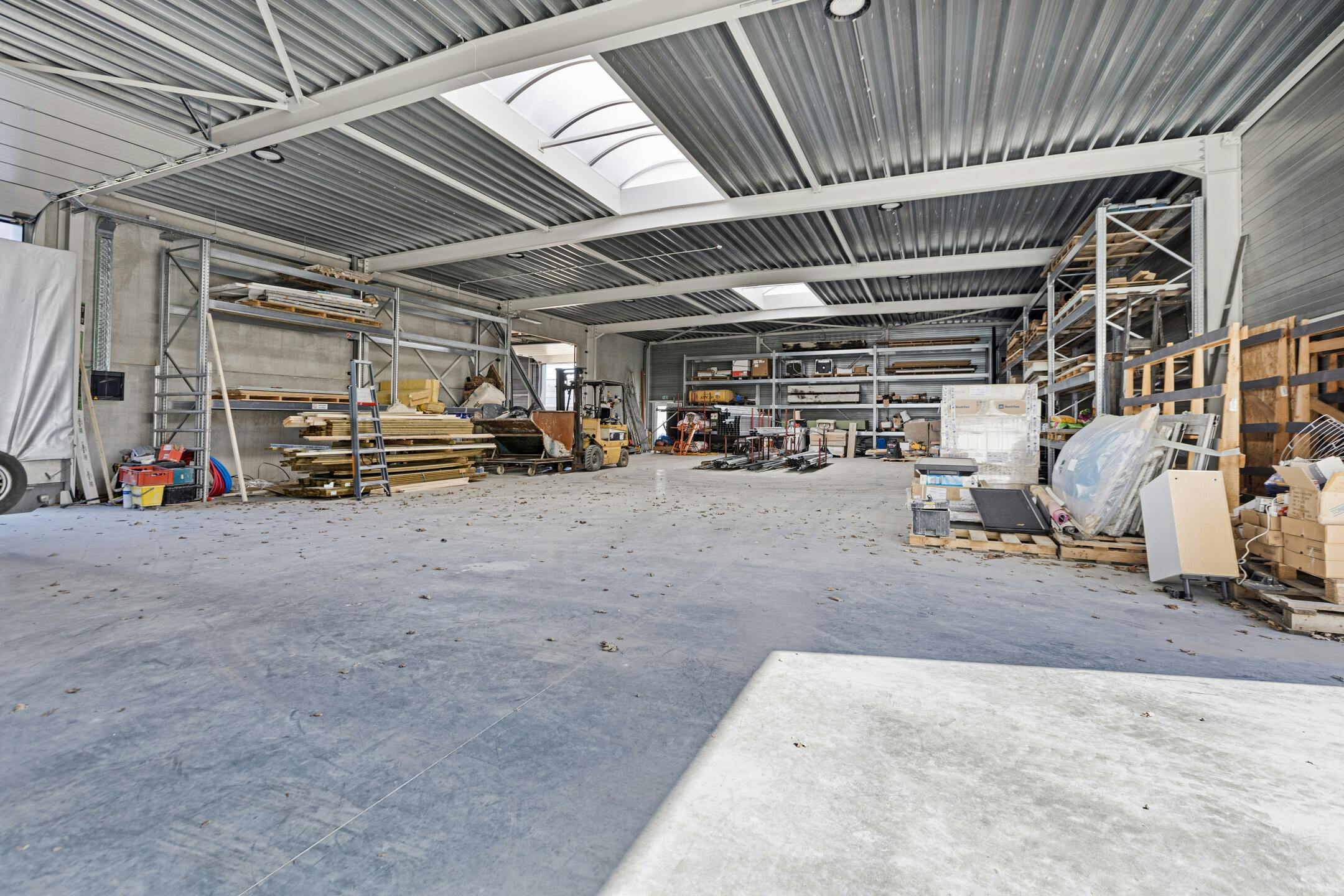 Industriegebouw met conciërge-appartement op 34a 60ca in Maaseik te koop foto 3