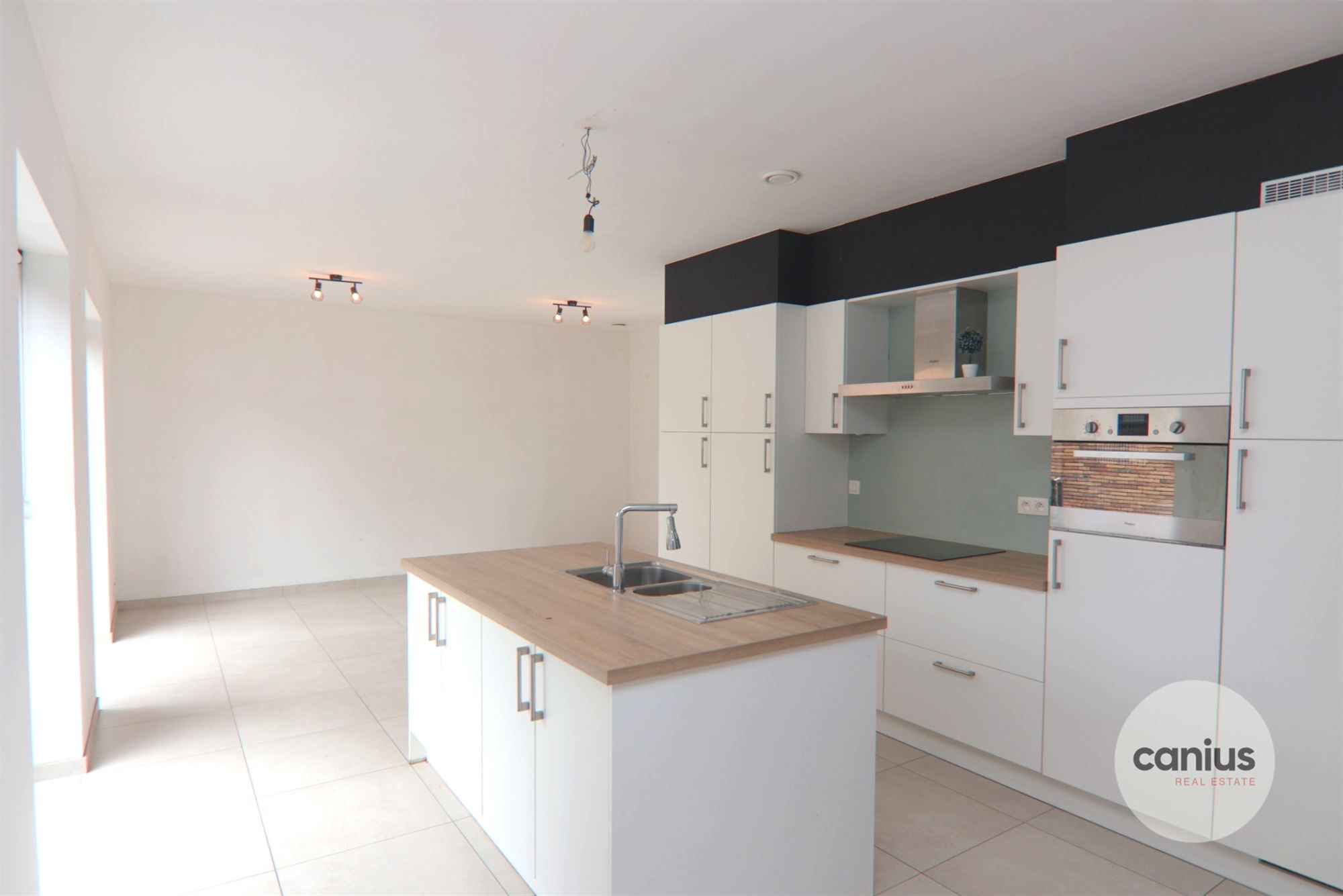 RECENTE WONING MET 3 SLKS NABIJ HET STADSCENTRUM foto {{pictureIndex}}
