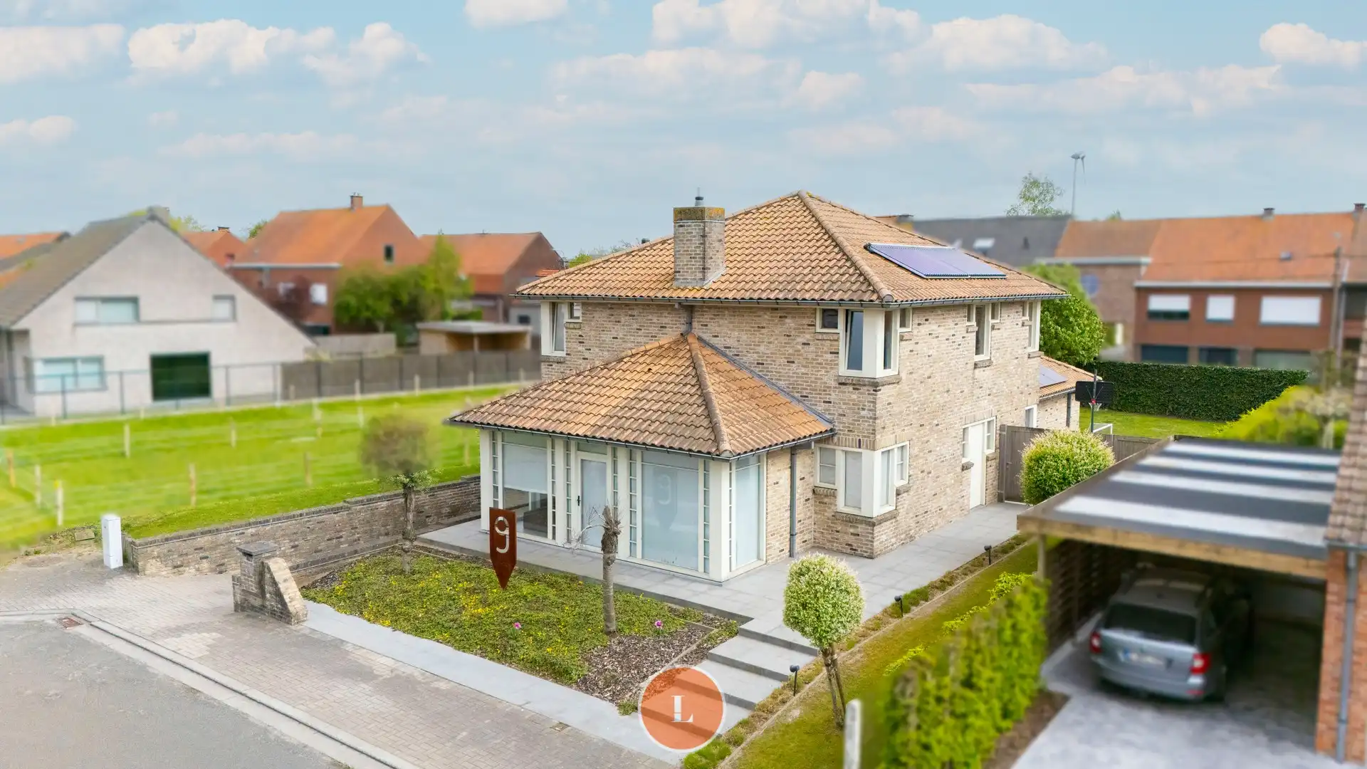 Prachtige villa met praktijkruimte en zonnepanelen op toplocatie in Menen foto {{pictureIndex}}