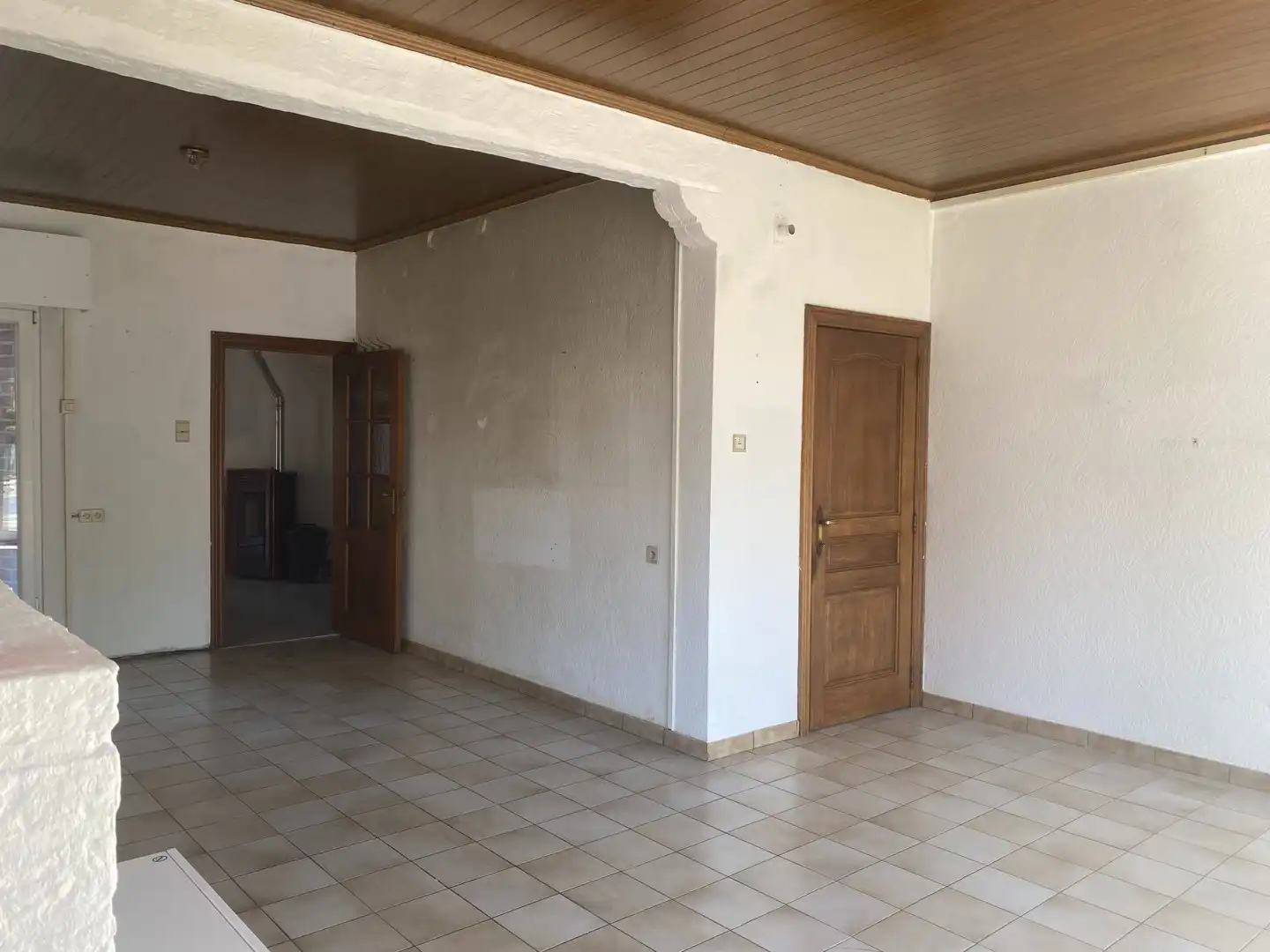 Centraal gelegen te renoveren woning met ruime garage en achterliggende tuin foto 5