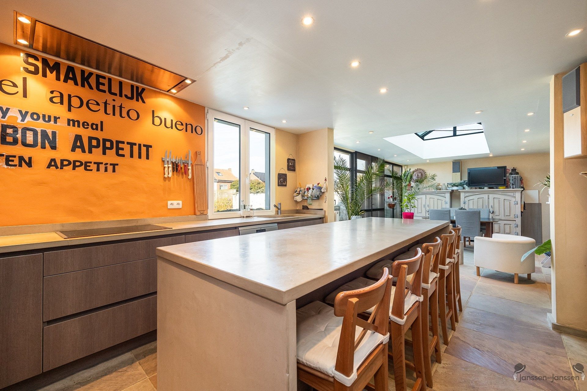Ruime woning met bijgebouw op een perceel van 497m². foto 13