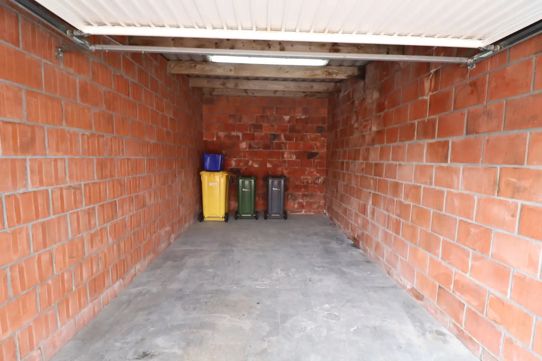 Een appartement op de benedenverdieping met tuin en garage. foto 14