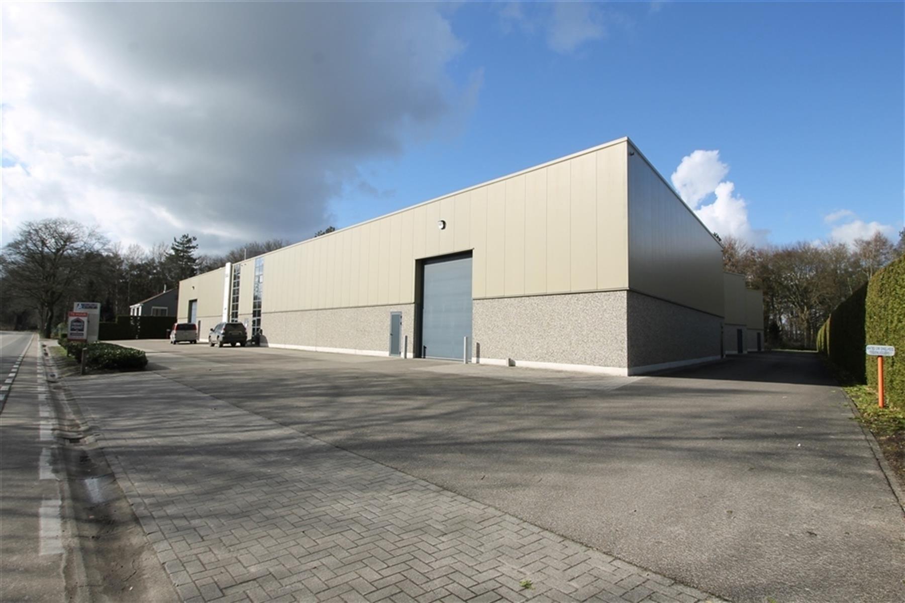 Een opslag - / bedrijfsruimte van 163 m², zijnde de vierde rechts achteraan gelegen. foto {{pictureIndex}}