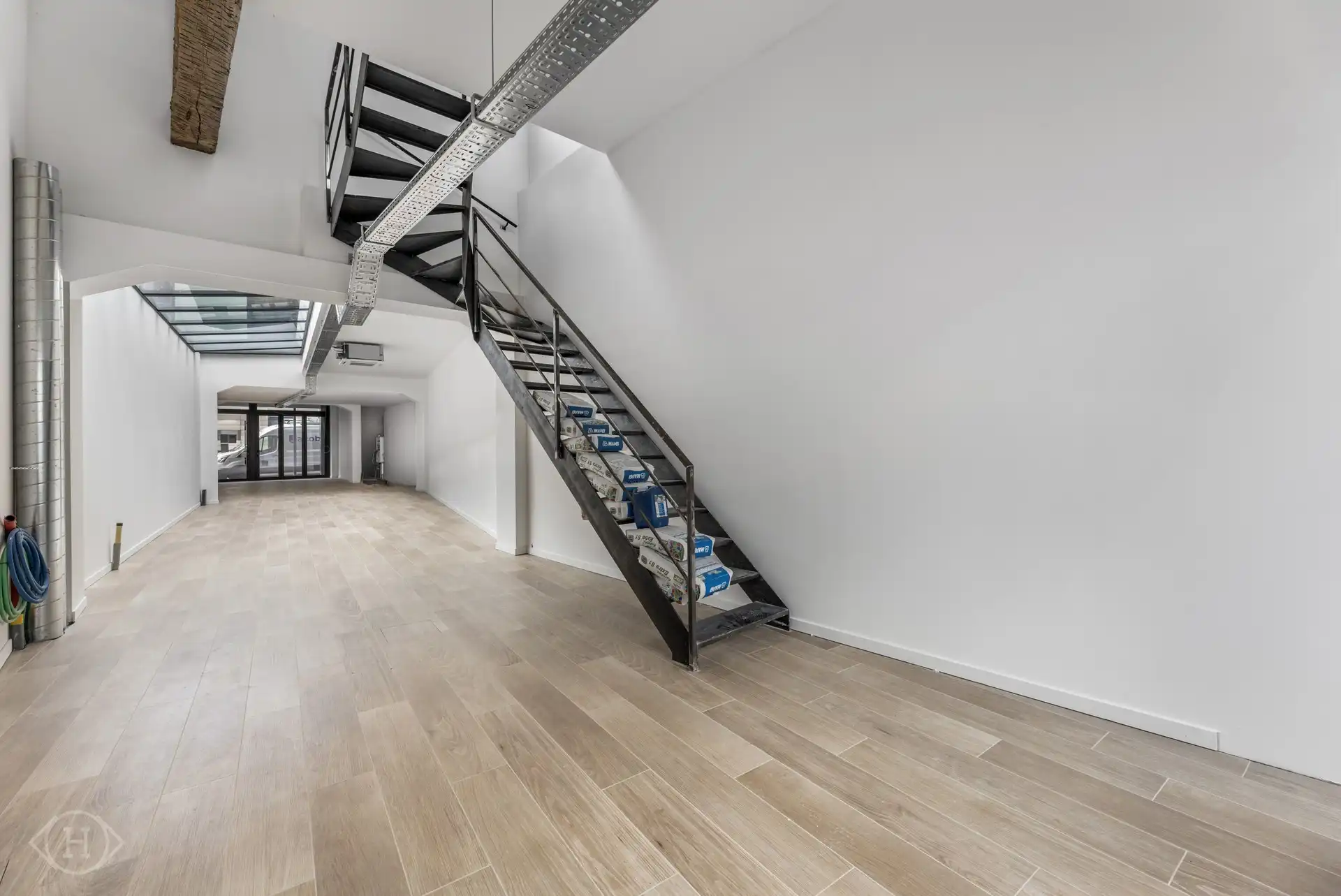 Instapklare handelsruimte met veel lichtinval en stadstuintje foto 2