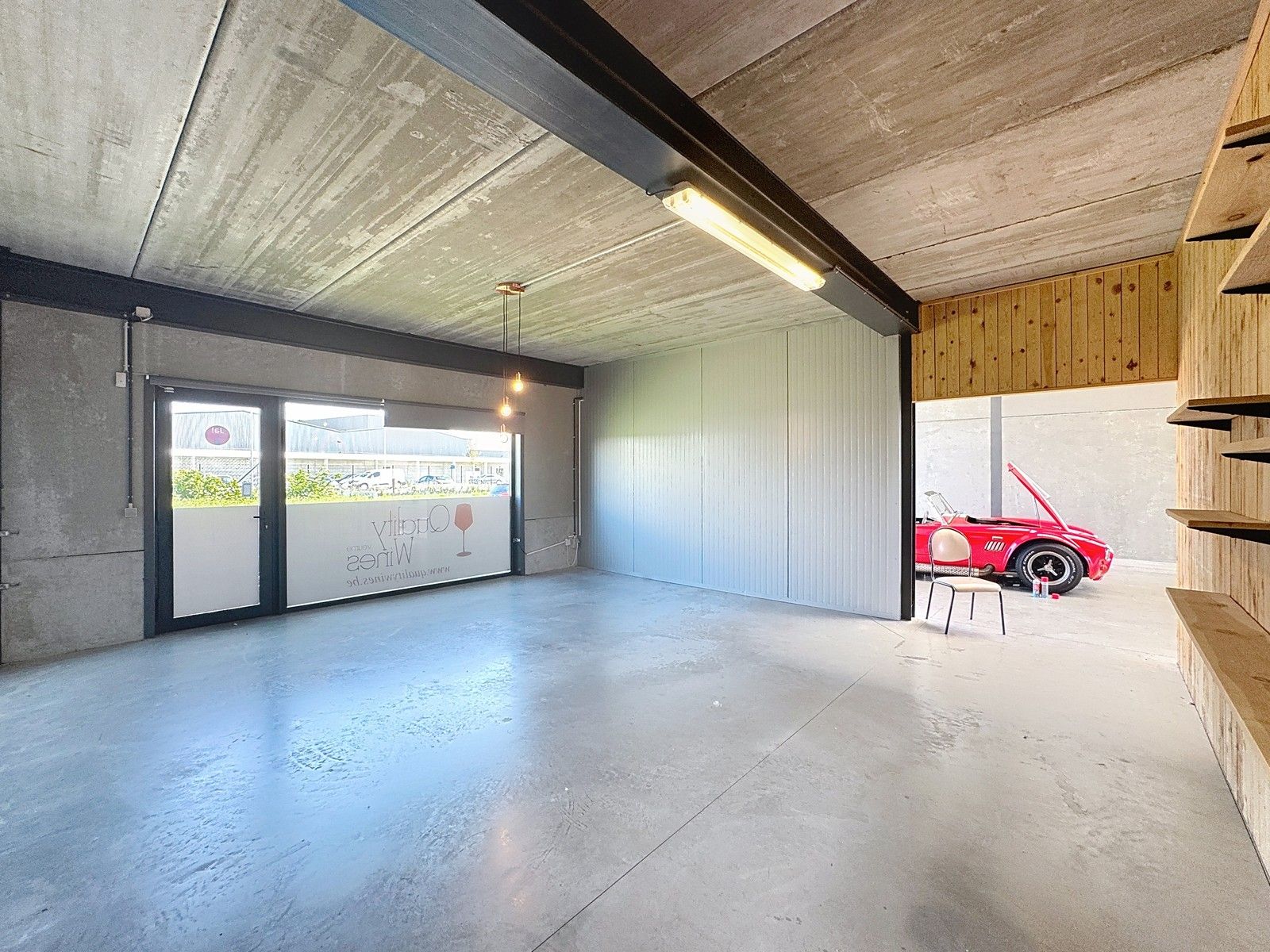 Instapklaar MAGAZIJN (260m²) met kantoor en mezzanine (130m²) te huur op industriezone te Veurne! foto 8