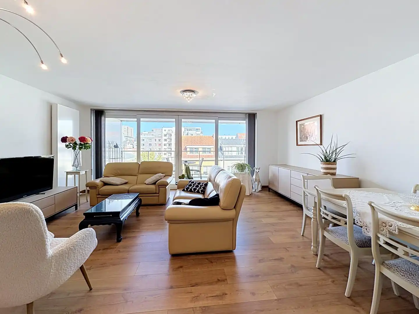 Lichtrijk woonappartement met ruim terras vlak bij zee.  foto 8