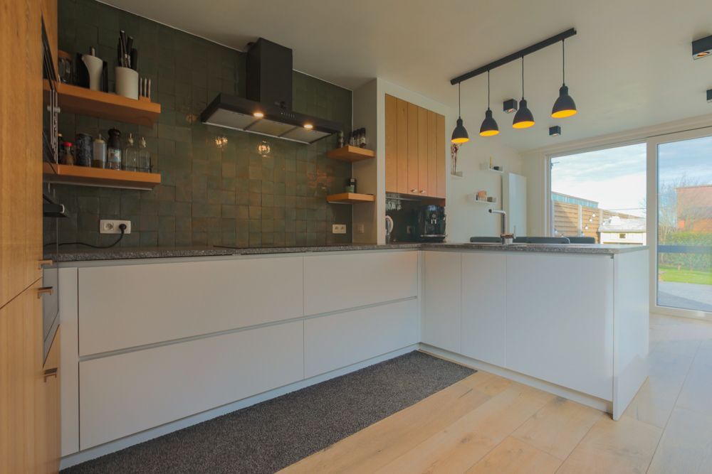 Halfopen woning met tuin, garage en pergola foto 10