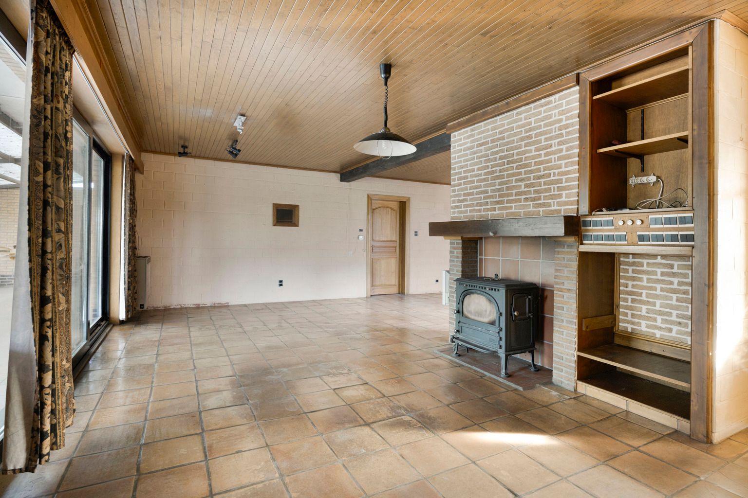 Te renoveren laagbouwvilla met verzicht in rustige straat foto 6