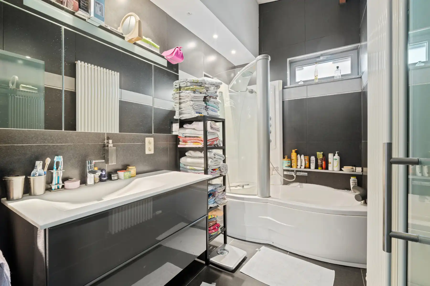 TE KOOP- instapklare woning met 3 slaapkamers en 2 badkamers foto 12