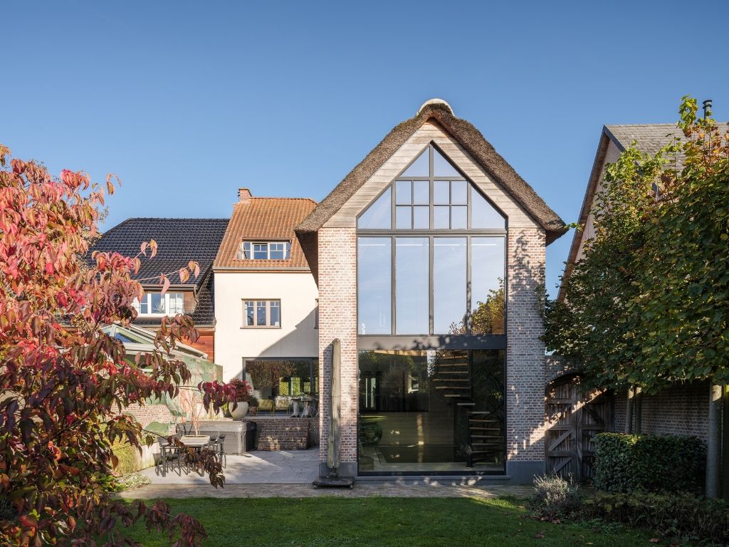 Hoogwaardig gerenoveerde halfopen bebouwing, voorzien van alle luxe, 5 slaapkamers, goed georiënteerde tuin, binnenzwembad en wellness. foto 4