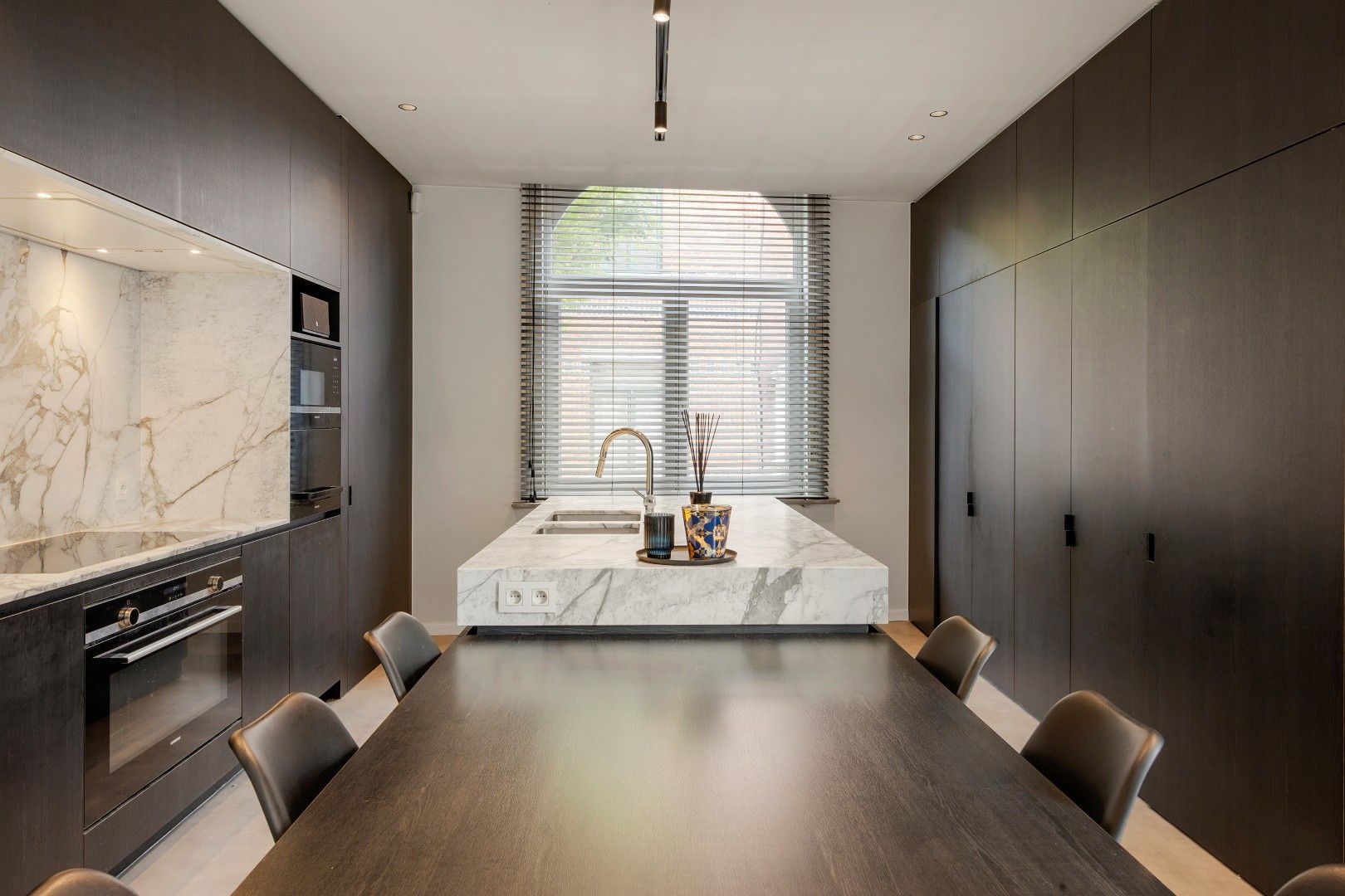 SUBLIEM GERENOVEERDE HERENWONING MET DUBBELE GARAGE.  foto 12