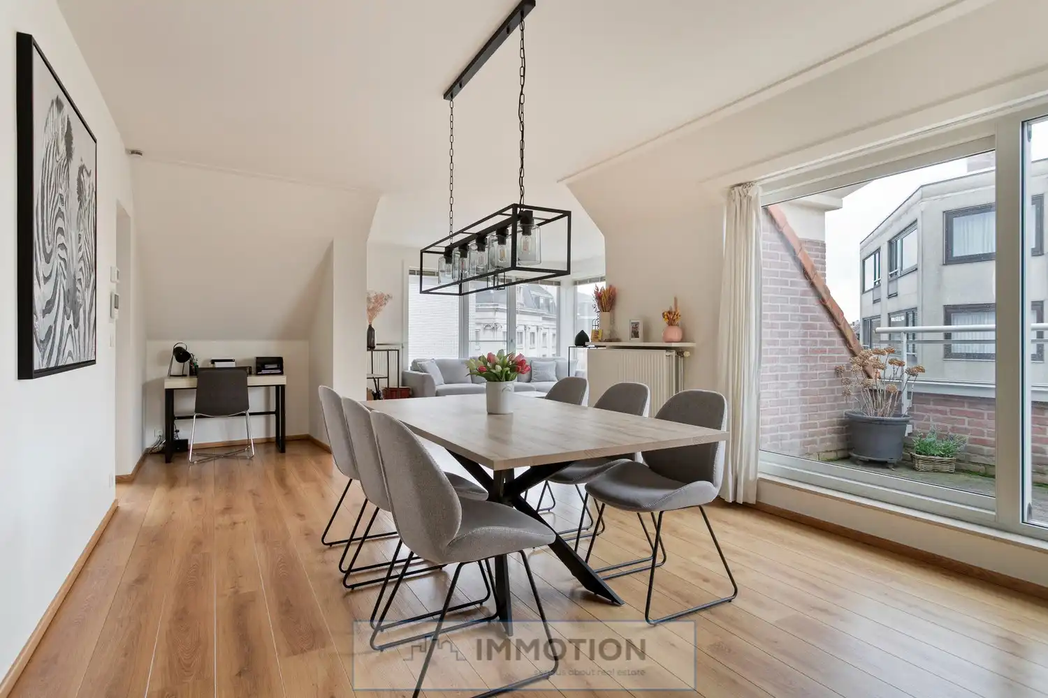 Ruim instapklaar appartement met 2 slaapkamers in centrum Kortrijk vlakbij de Leie foto {{pictureIndex}}