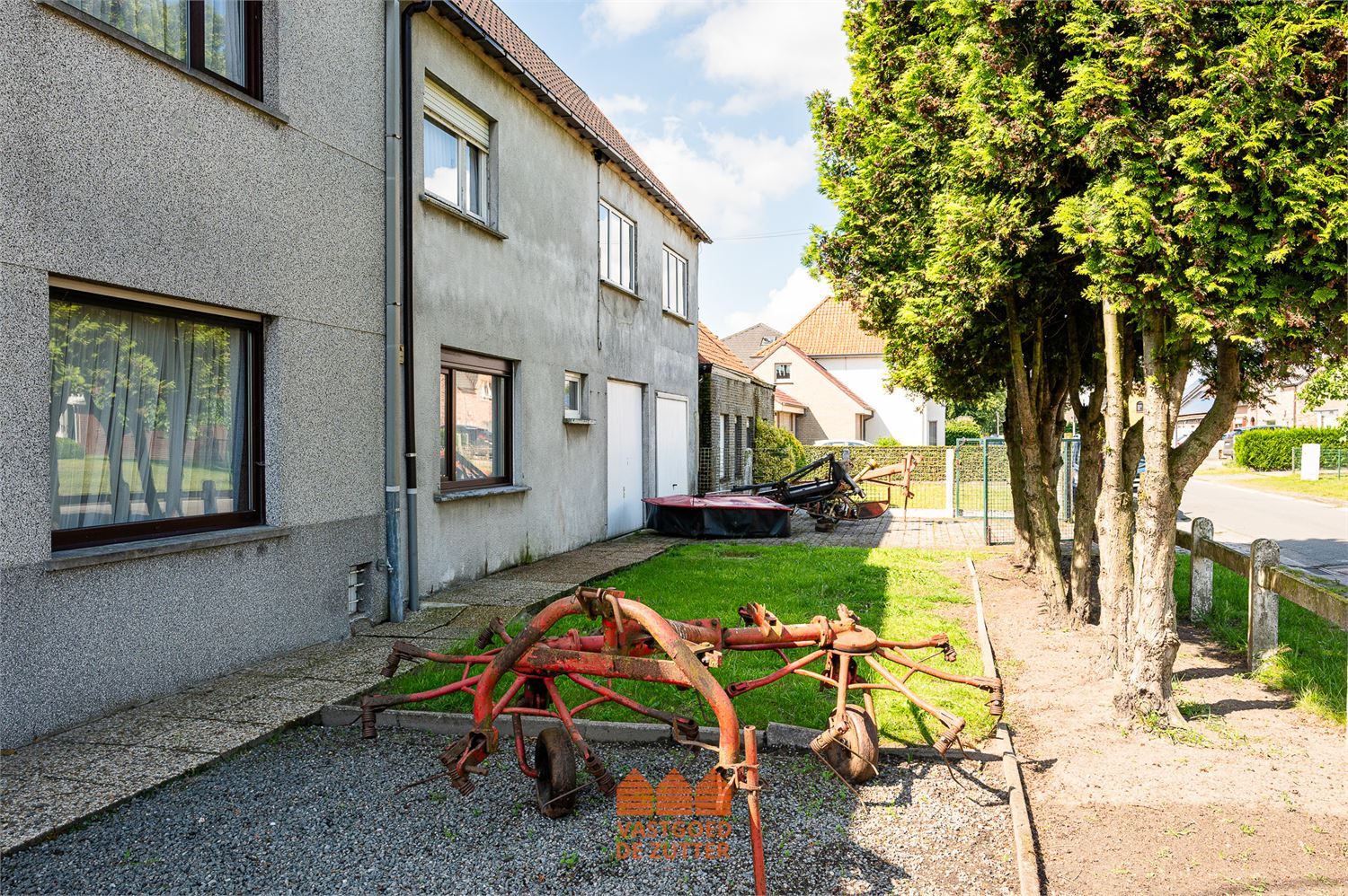 Gesloten bebouwing met 3 slaapkamers en 2 grote garages foto 21