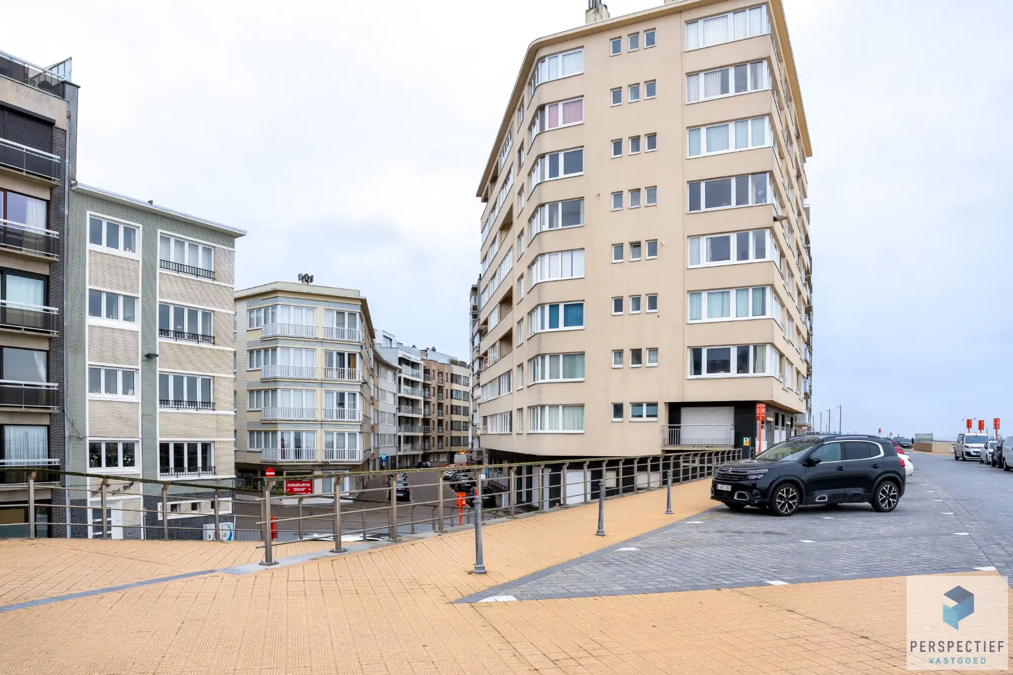 Goed gelegen ruim vernieuwd 2 slaapkamer appartement met grote berging en autostaanplaats foto 2