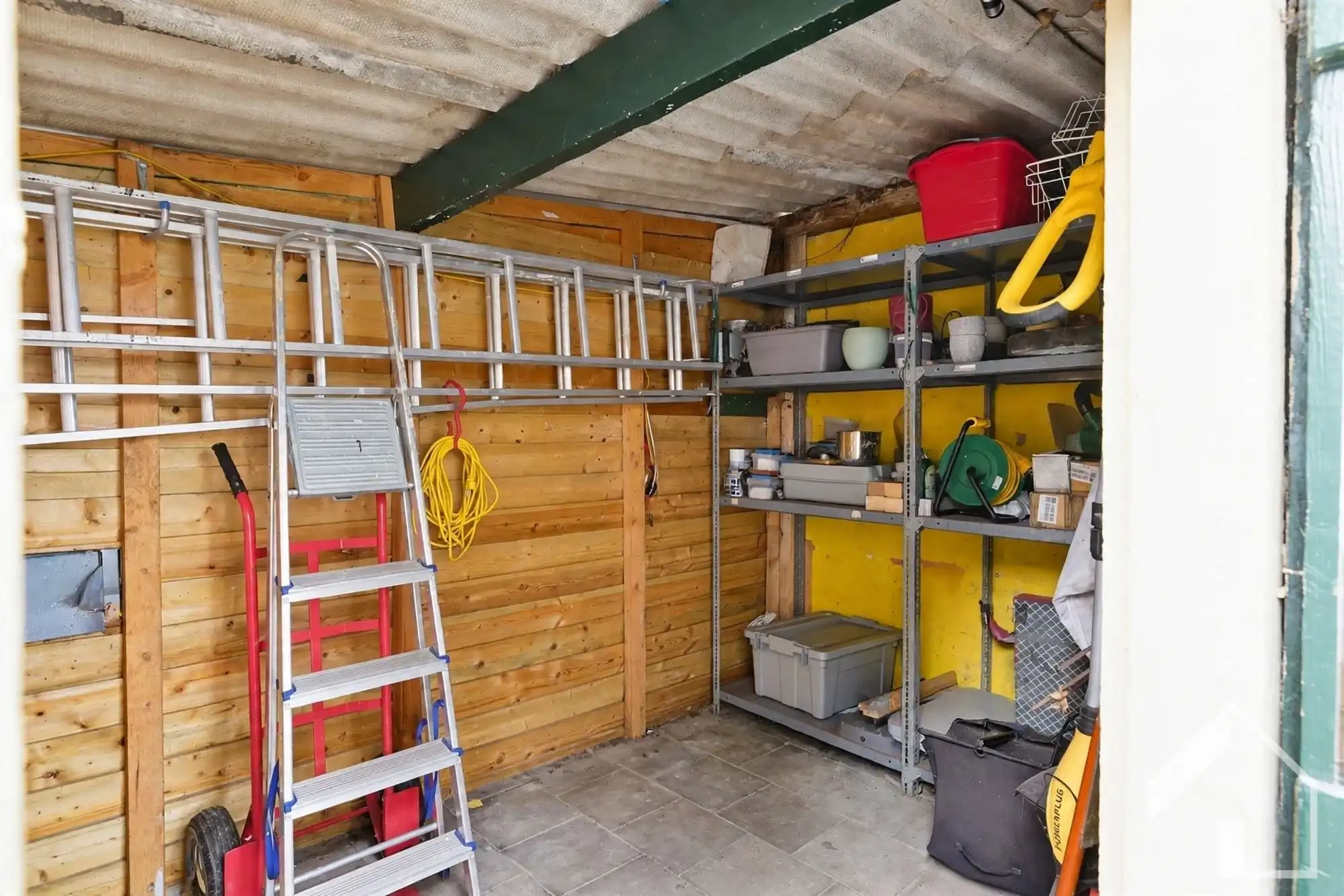 Woonhuis met potentieel, zij-ingang en prachtige tuin foto 18
