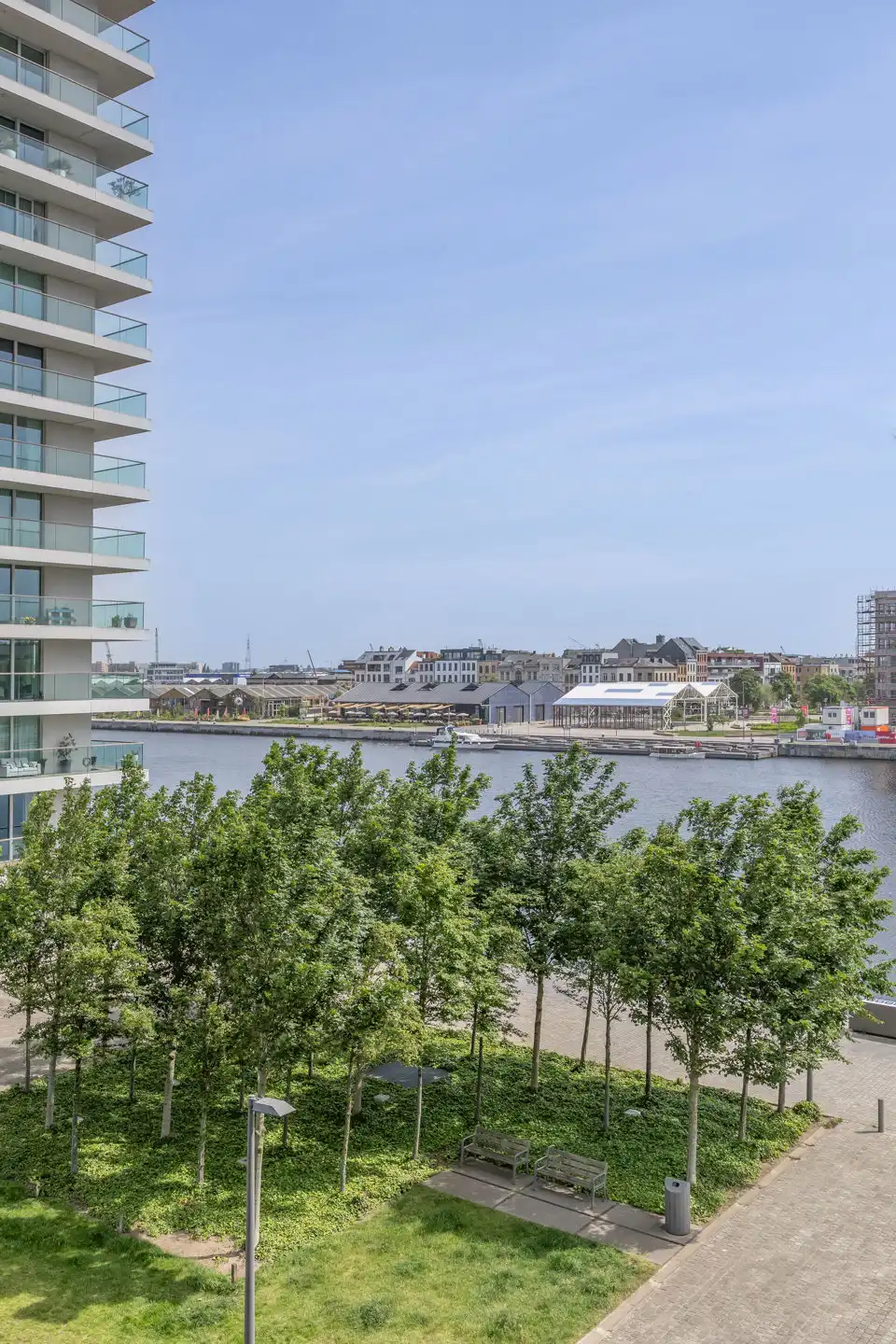 Stijlvol appartement met terras aan het Eilandje foto 11