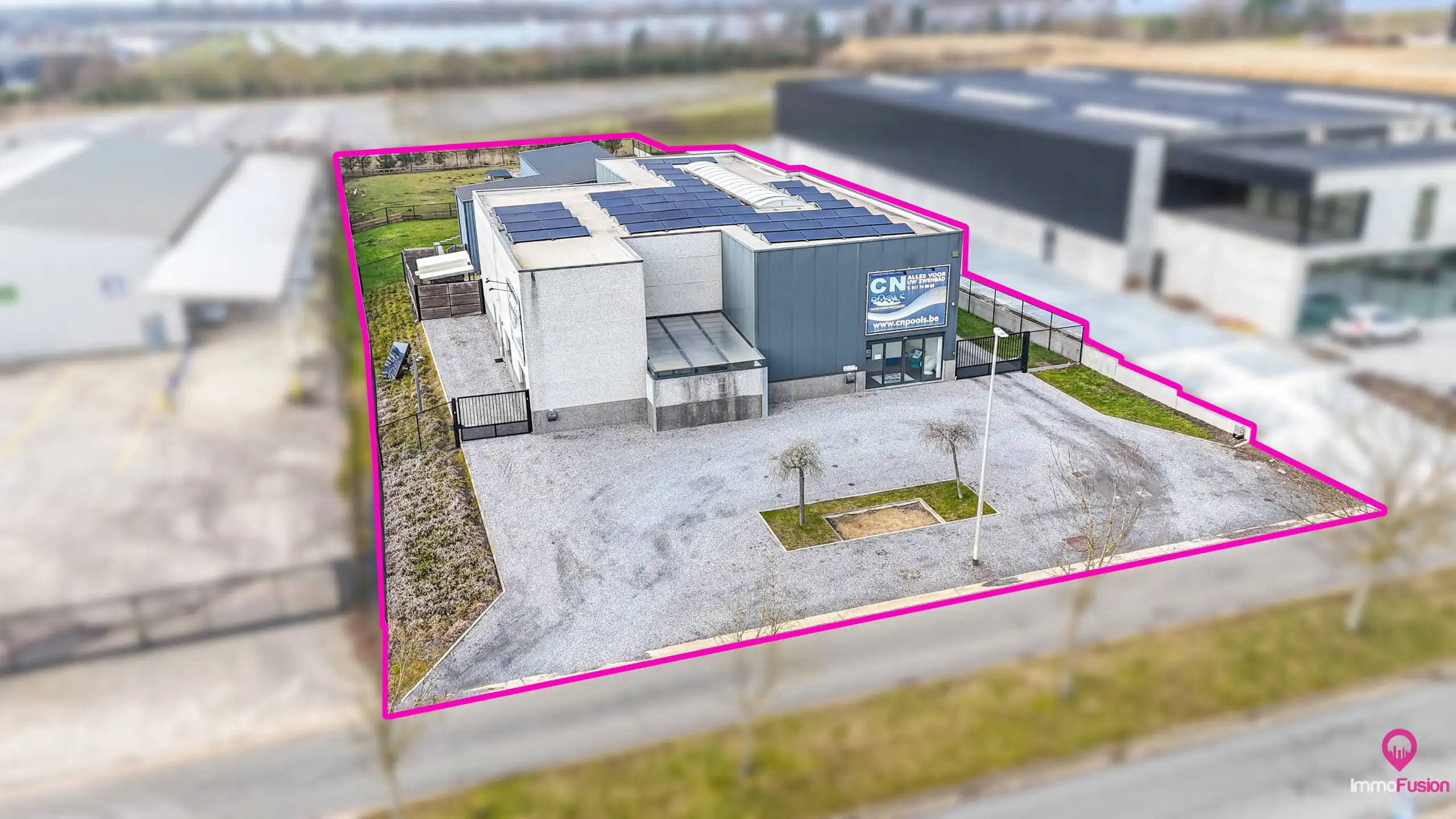 Veelzijdig industrieel pand met woonst en zonnepanelen! foto {{pictureIndex}}