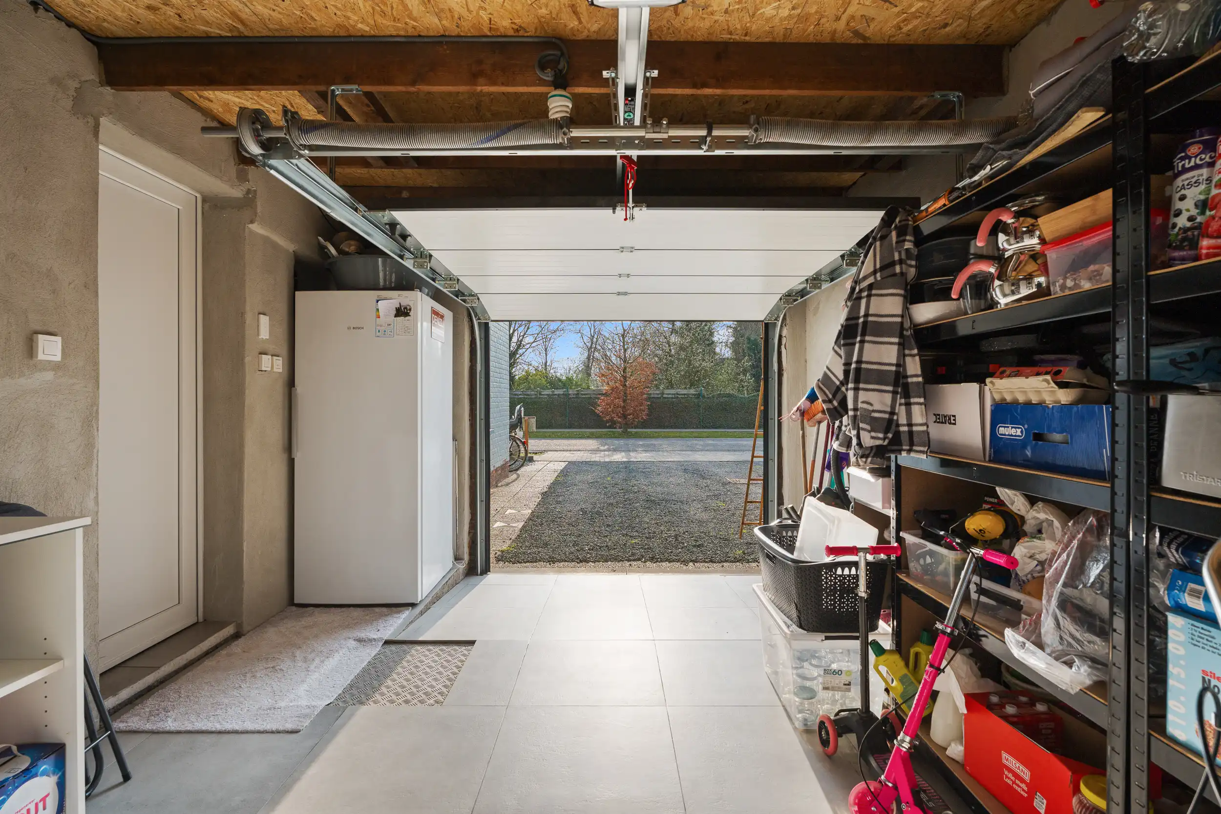Centrum gelegen gezinswoning met garage en tuin! foto 13