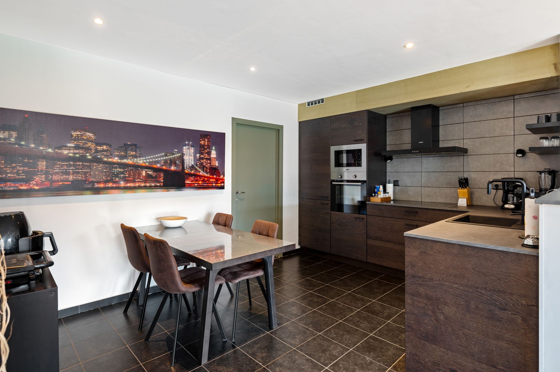 Volledig vernieuwd appartement met ruim terras en garagebox foto 10