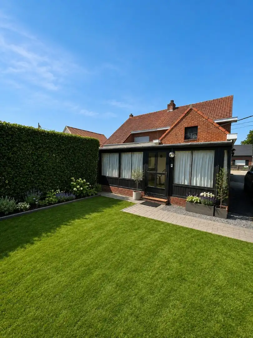 Verzorgde halfopen woning met 3 slaapkamers, garage en tuin nabij het centrum van Mol foto 3