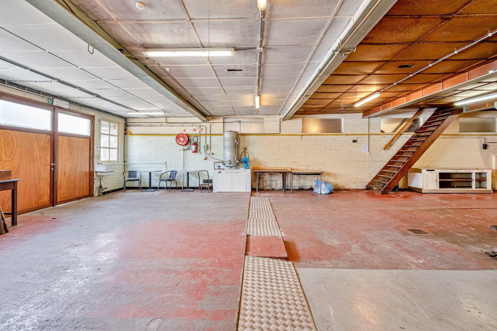 Multifunctioneel Magazijn met Bureel & Garages te Huur in Gent foto 13