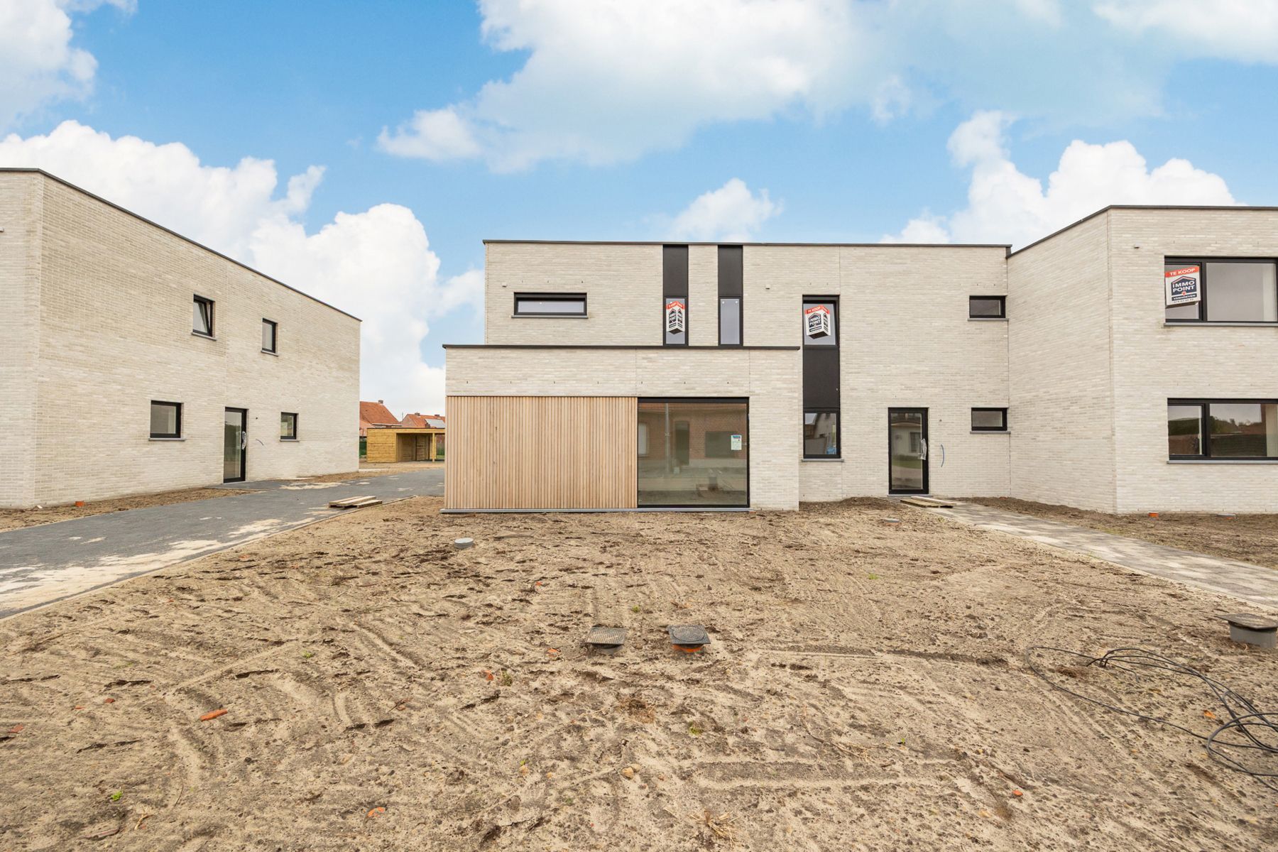 Halfopen woning met 3 slaapkamers en carport/fietsenberging op perceel van ca 370 m² foto 2