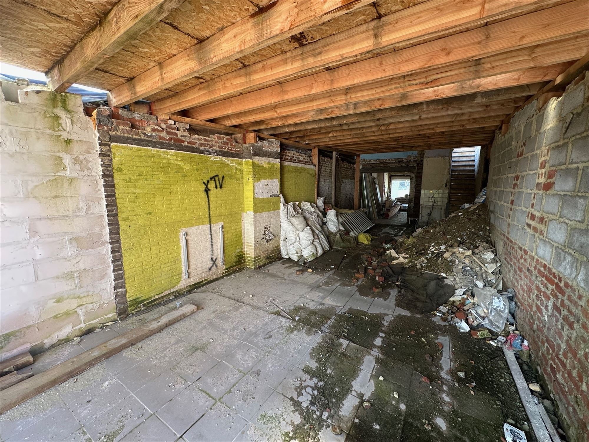 Uitgebroken woning met tuin nabij het centrum van Aalst. foto 5