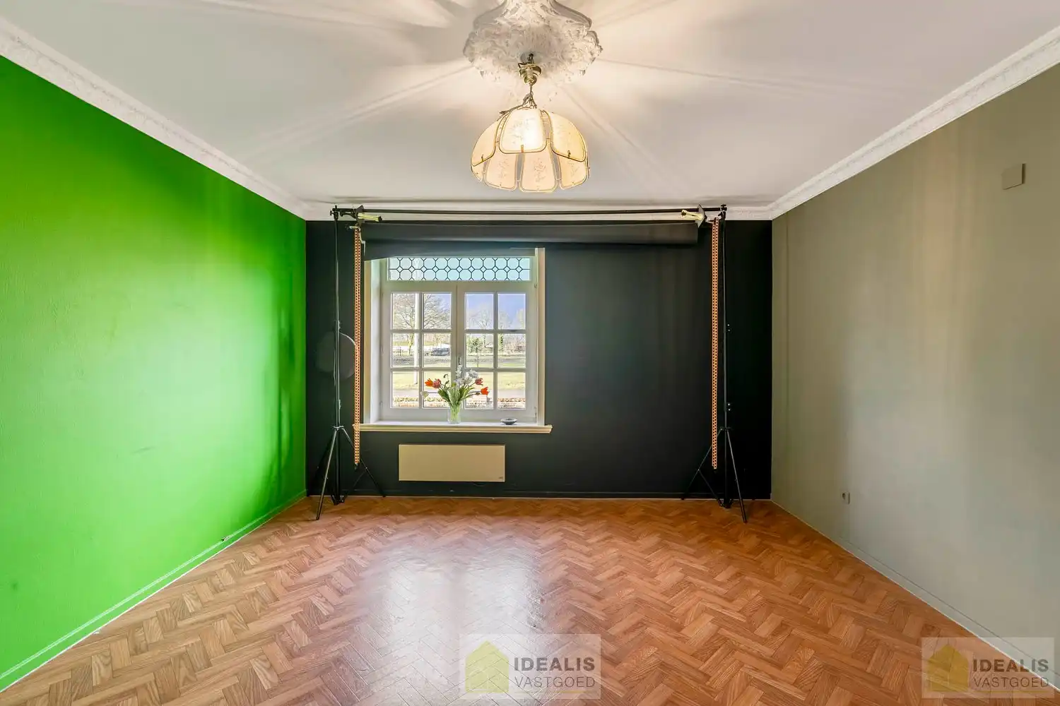 IDEALIS VASTGOED – ROYALE, INSTAPKLARE EN ZEER GOED ONDERHOUDEN GEZINSWONING OP EEN RUIM EN RUSTIG PERCEEL VAN 44A 33CA MET 5 KNAPPE SLAAPKAMERS, HEERLIJKE VERANDA, VRIJSTAANDE GARAGE EN 32 ZONNEPANELEN MÉT CERTIFICATEN ÉN ZONNEBOILER - De woning omvat maar liefst +- 265m² bewoonbare oppervlakte met ruime woonkamer, uitgeruste keuken, 5 slaapkamers, badkamer, vrijstaande garage én 32 zonnepanelen. De woning is rustig gelegen op een perceel met een opp. van 44a 33ca. foto 22