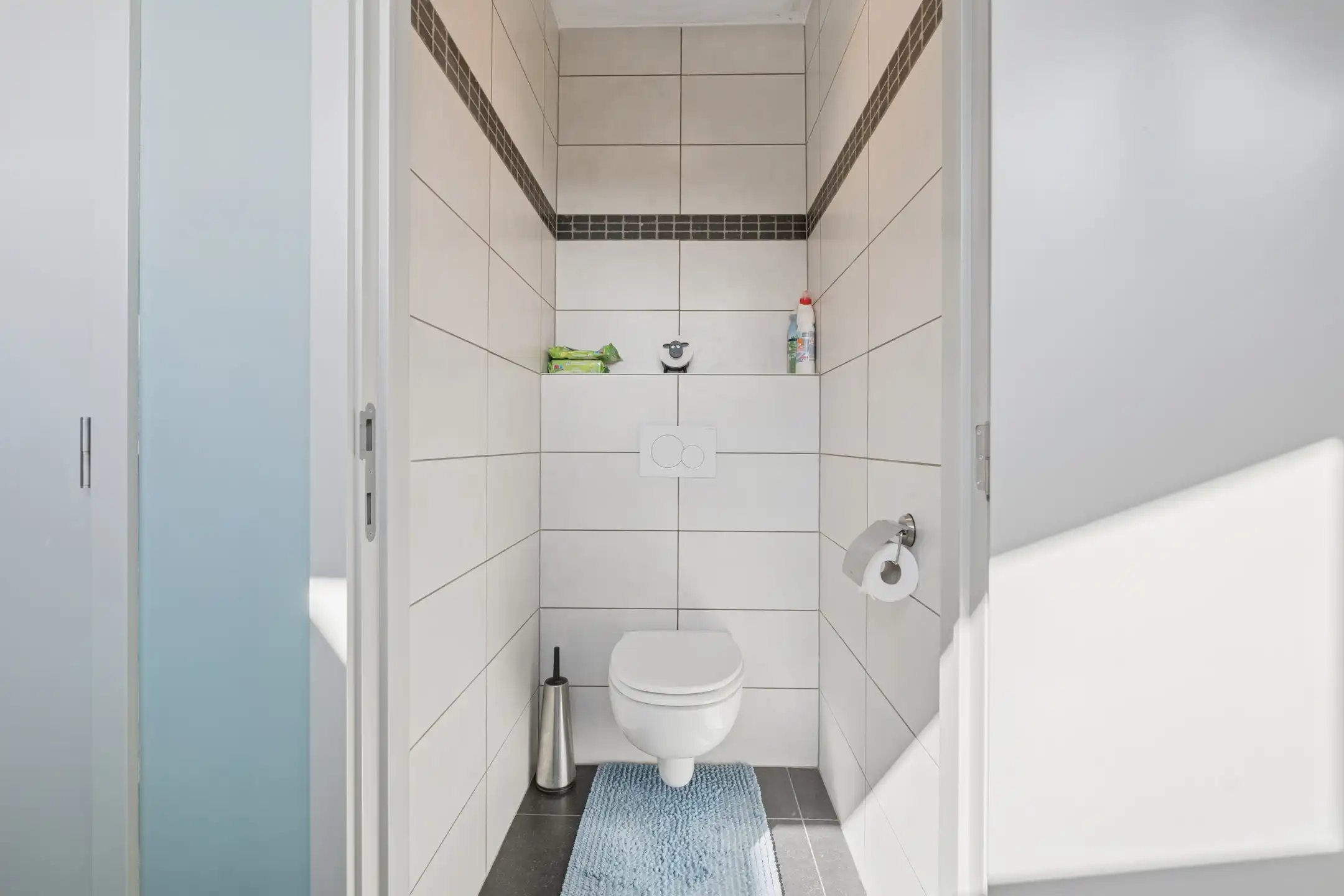 Ruime, deels gerenoveerde 3-gevelwoning met 3 slks en tuin foto 14