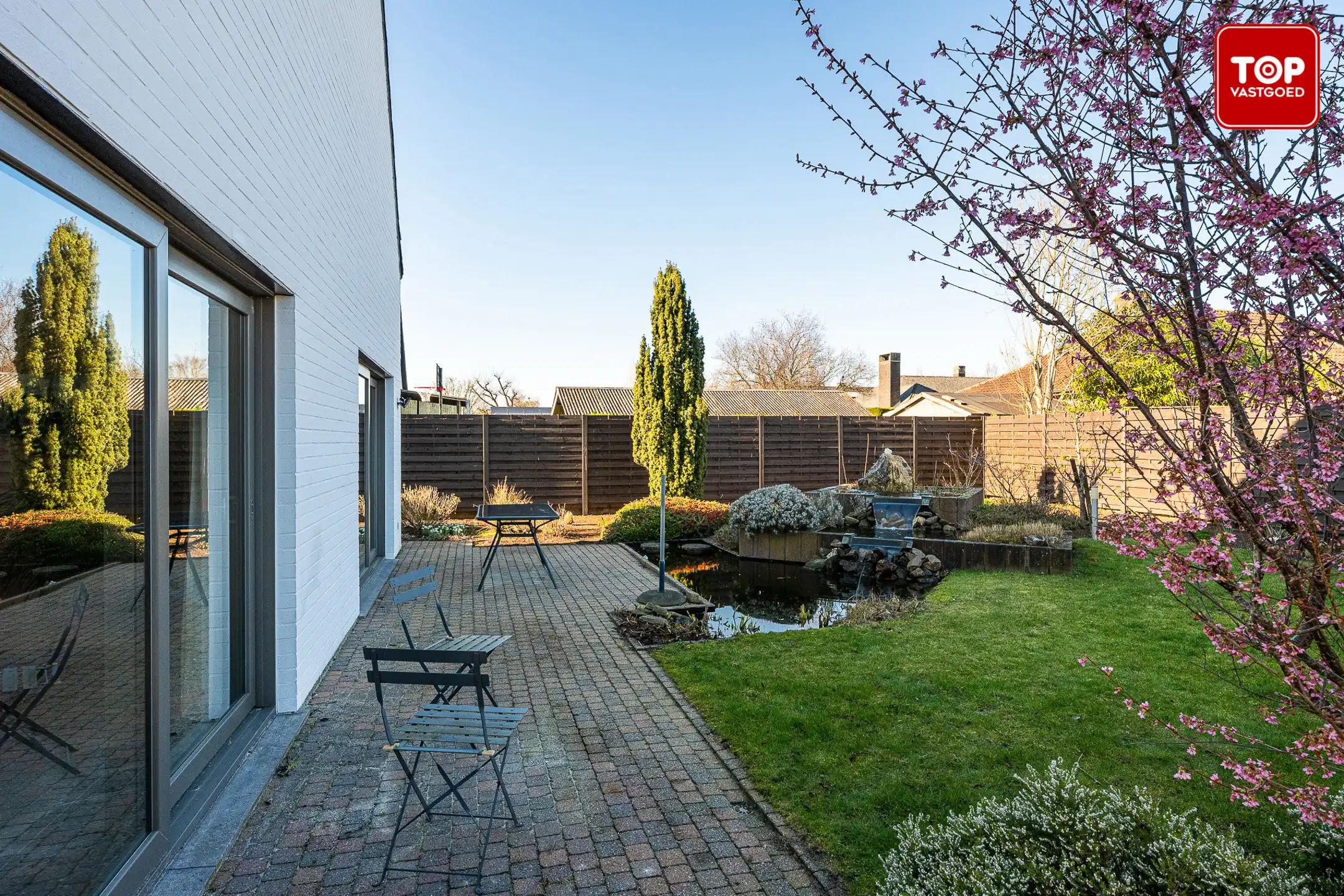 Ruime villa met 4 slaapkamers, dubbele garage en zonnige tuin rondom foto 27