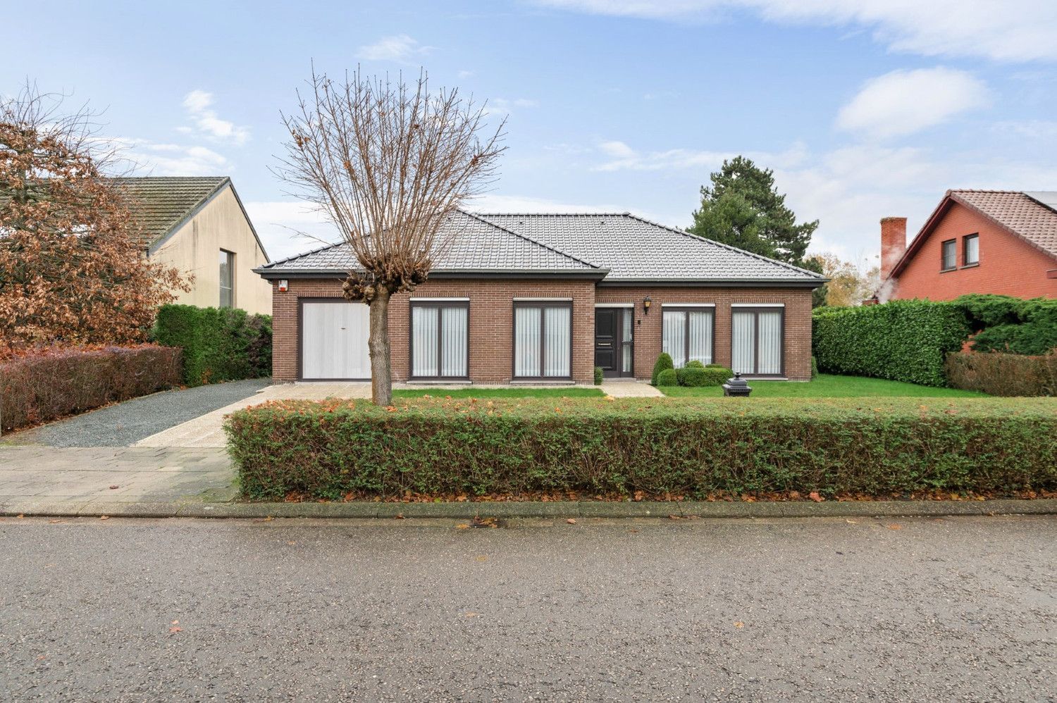 GOED ONDERHOUDEN LAAGBOUW VILLA OP TOPLOCATIE! foto {{pictureIndex}}