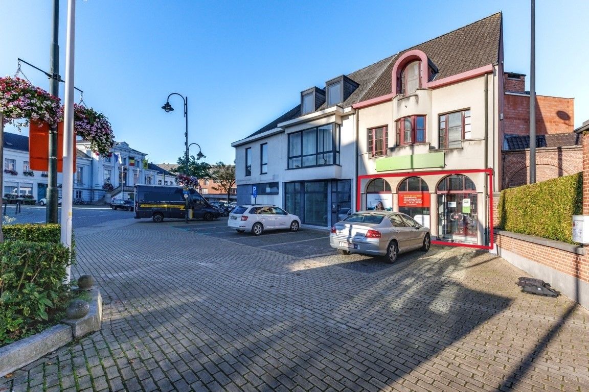 Lebbeke – Kantoorruimte in het centrum foto {{pictureIndex}}