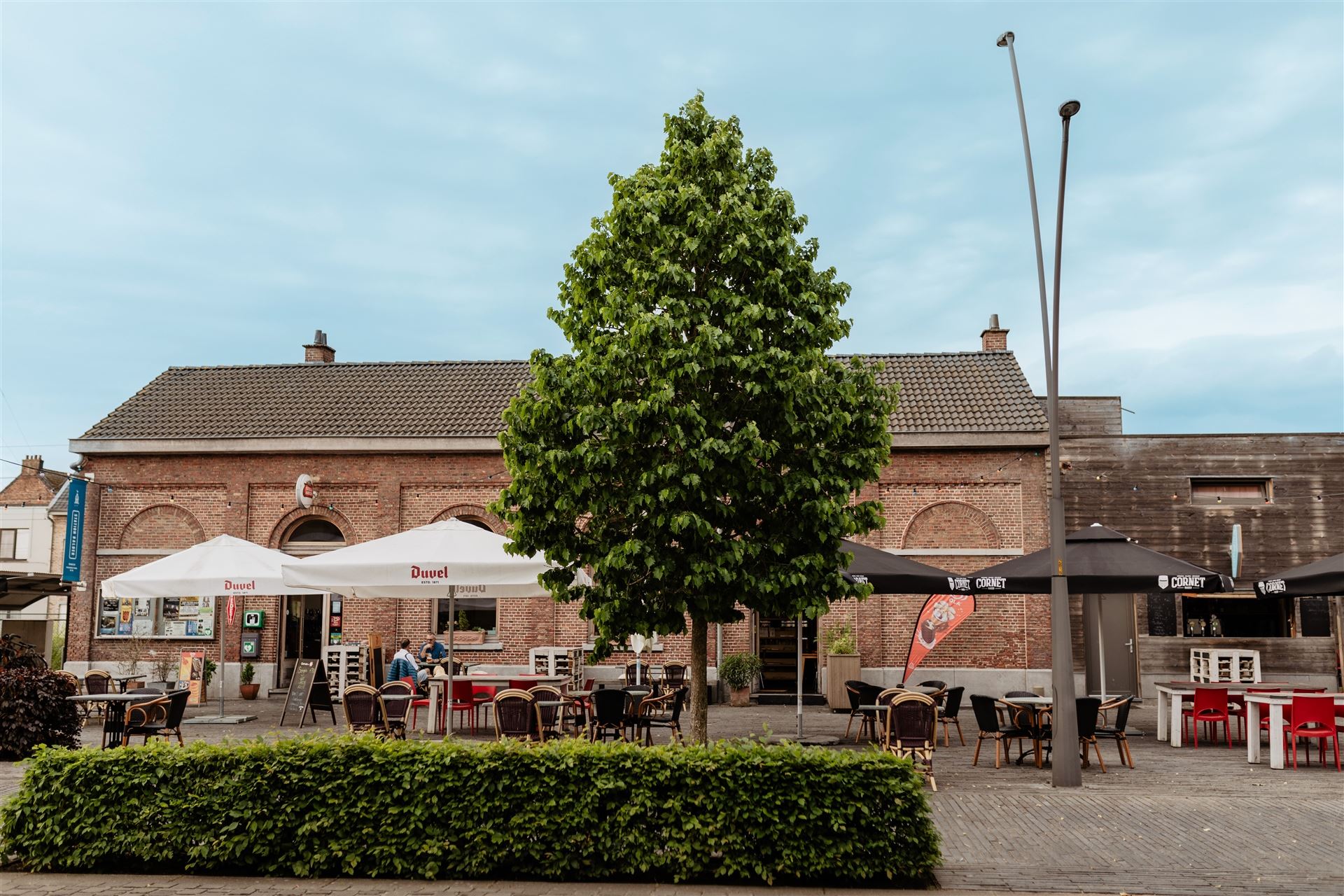 Prachtig stationsgebouw met populaire handelszaak, loft en studio te Berlaar foto 3