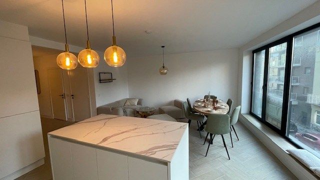 Mooi gerenoveerd, goed gelegen appartement met terras en 2 slaapkamers in Oostende foto 4