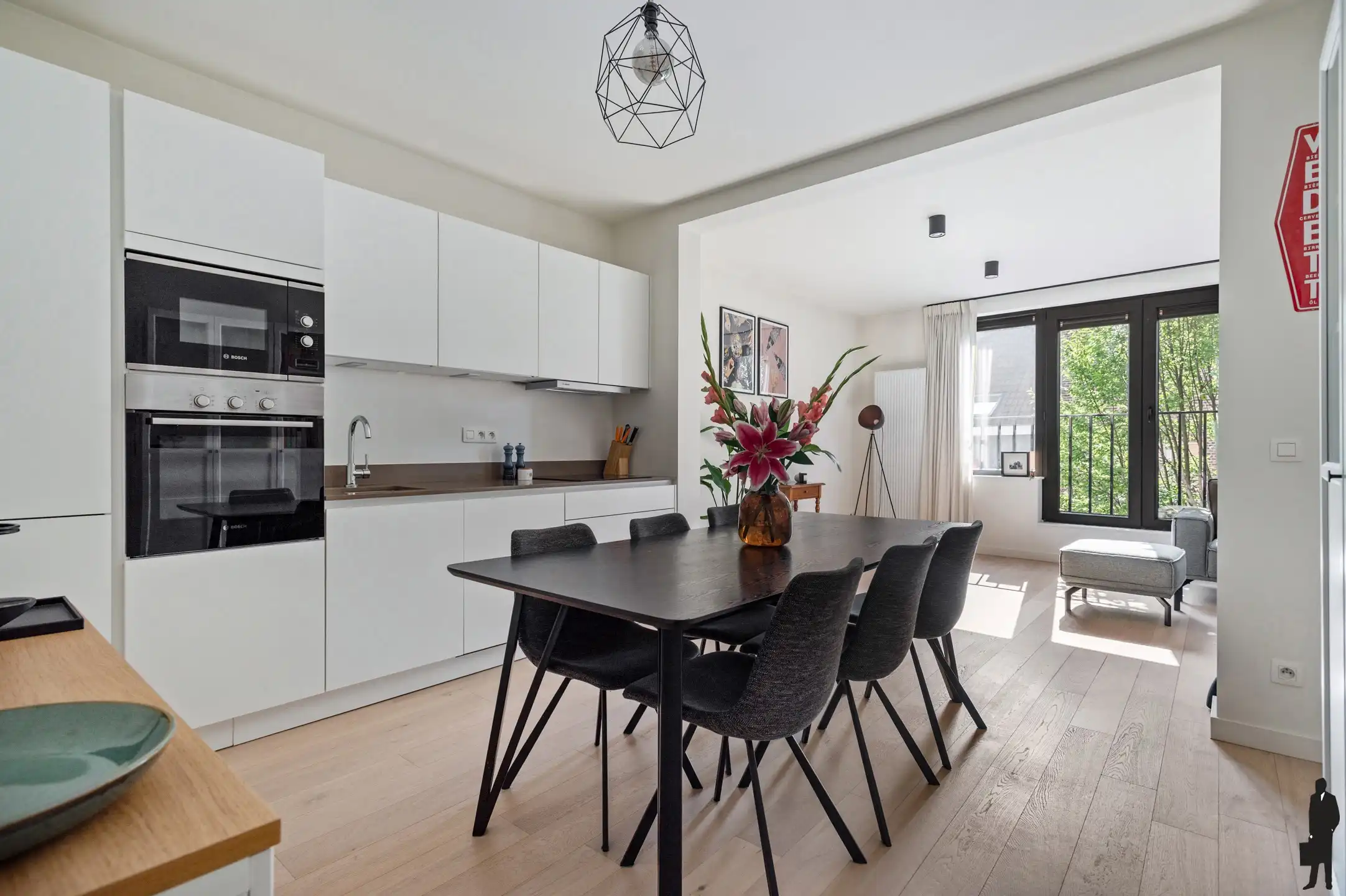 Gerenoveerd 2-slaapkamer appartement met terras (10m²) foto {{pictureIndex}}