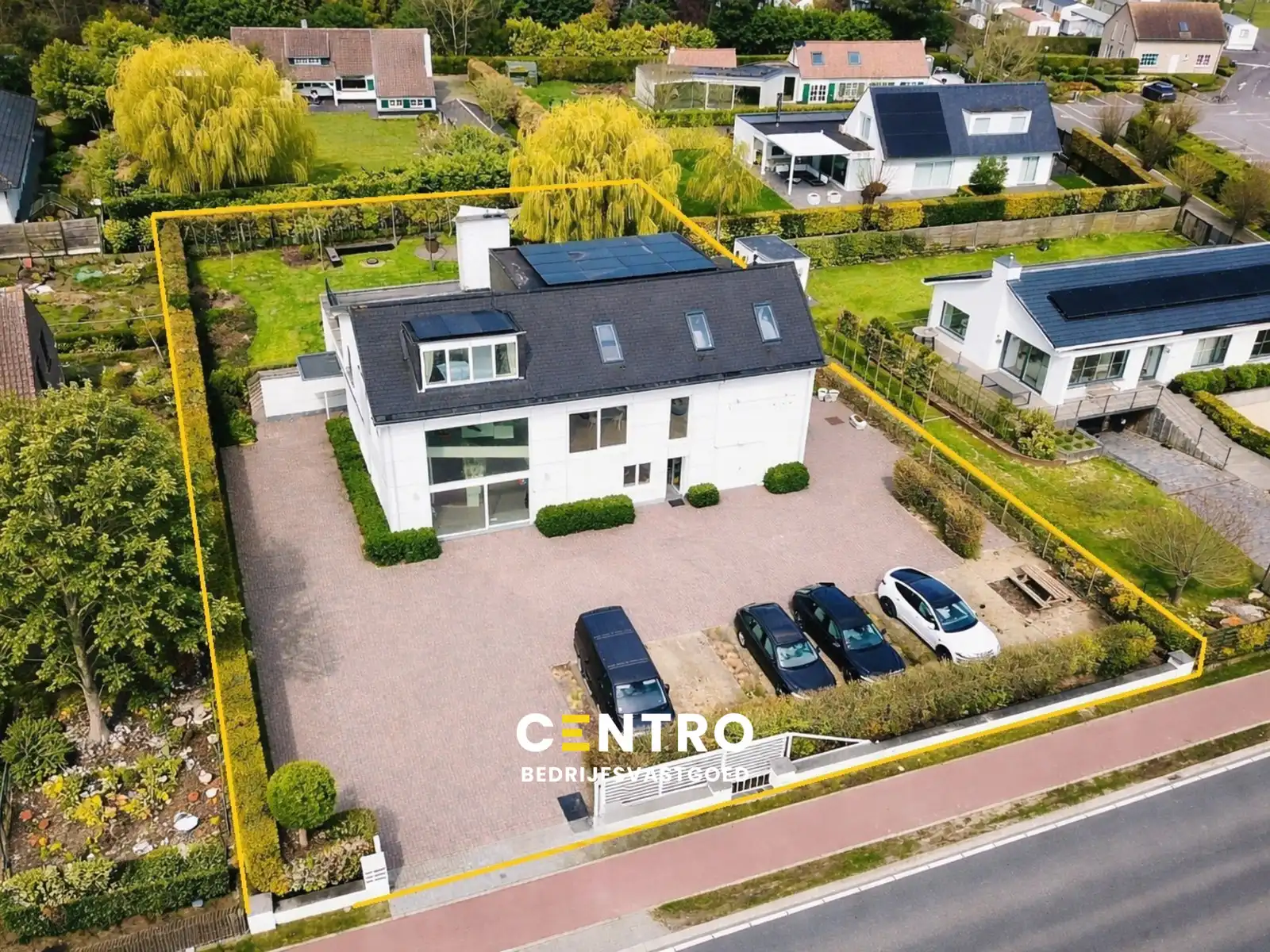 Modern en instapklaar WOON-WERKPAND met professionele ruimten, lichtrijk & ruim APPARTEMENT met zonneterras en aangelegde tuin. foto {{pictureIndex}}