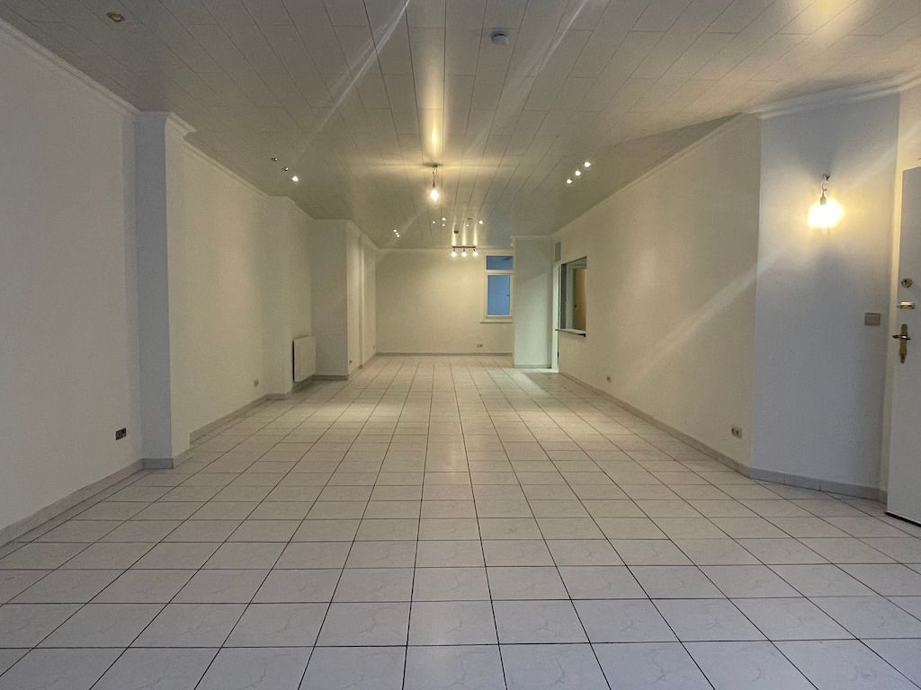 Zeer ruim, opgefrist appartement met 3 slaapkamers én garagebox foto 2