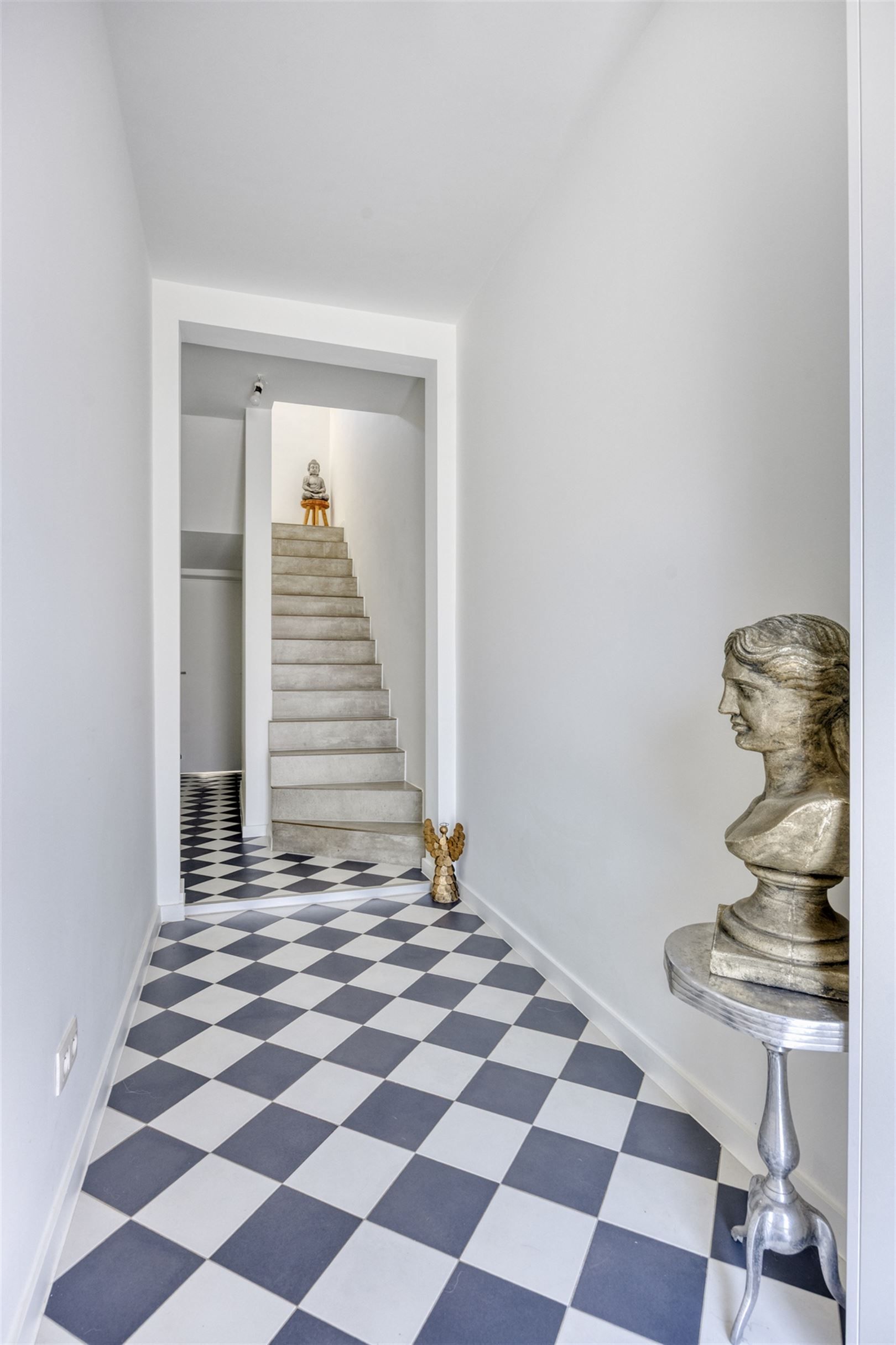 TE KOOP : Gerenoveerde eengezinswoning met 3 slaapkamers! foto 3