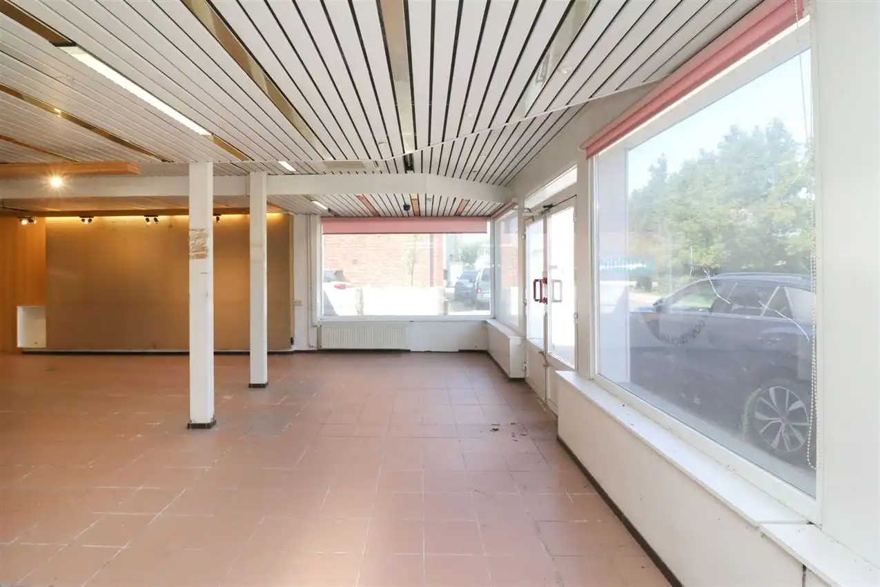 handelszaak met magazijn op zeer zichtbare locatie foto 5