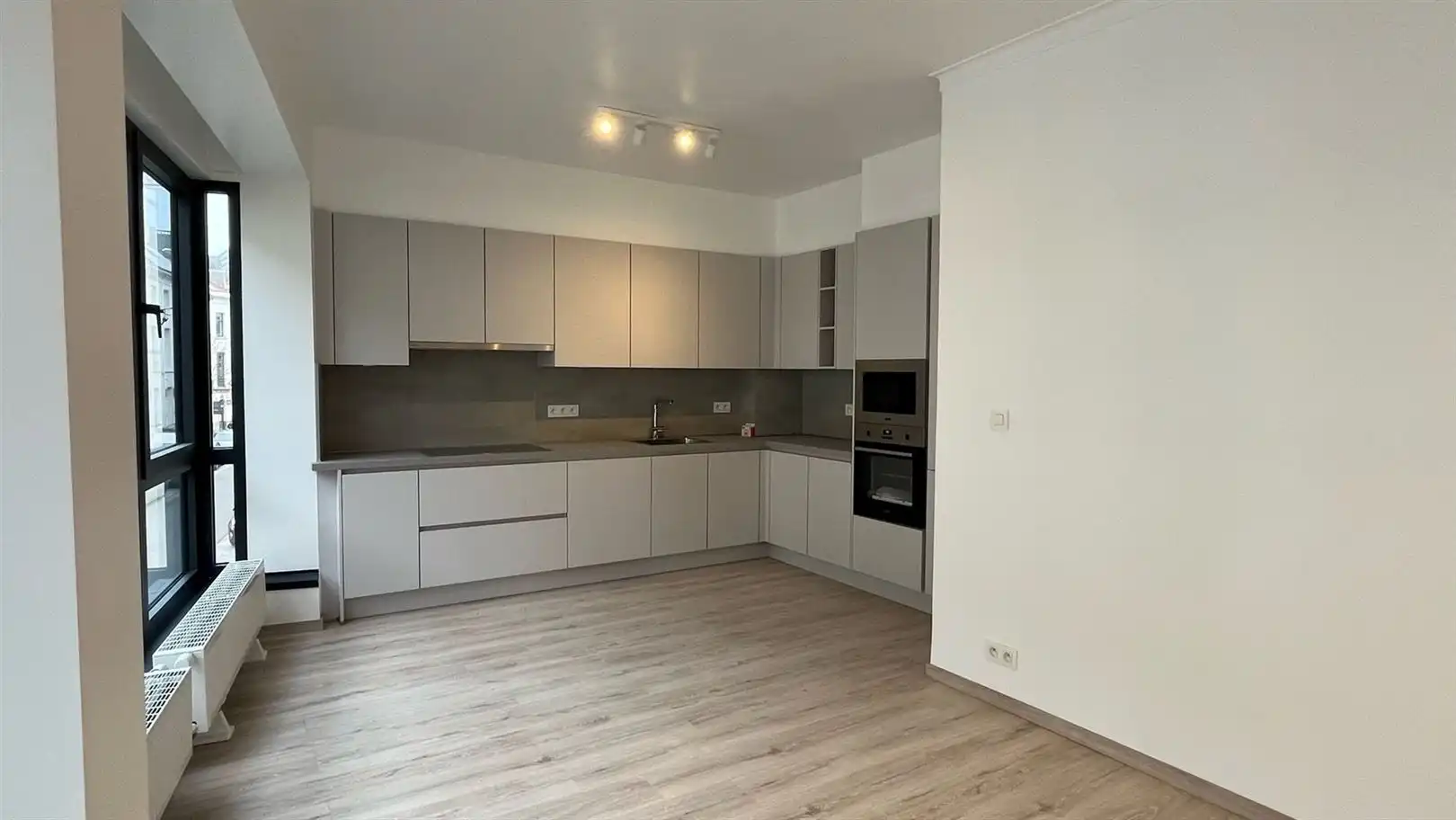 Gloednieuw gerenoveerd appartement met 2 suites  foto 4